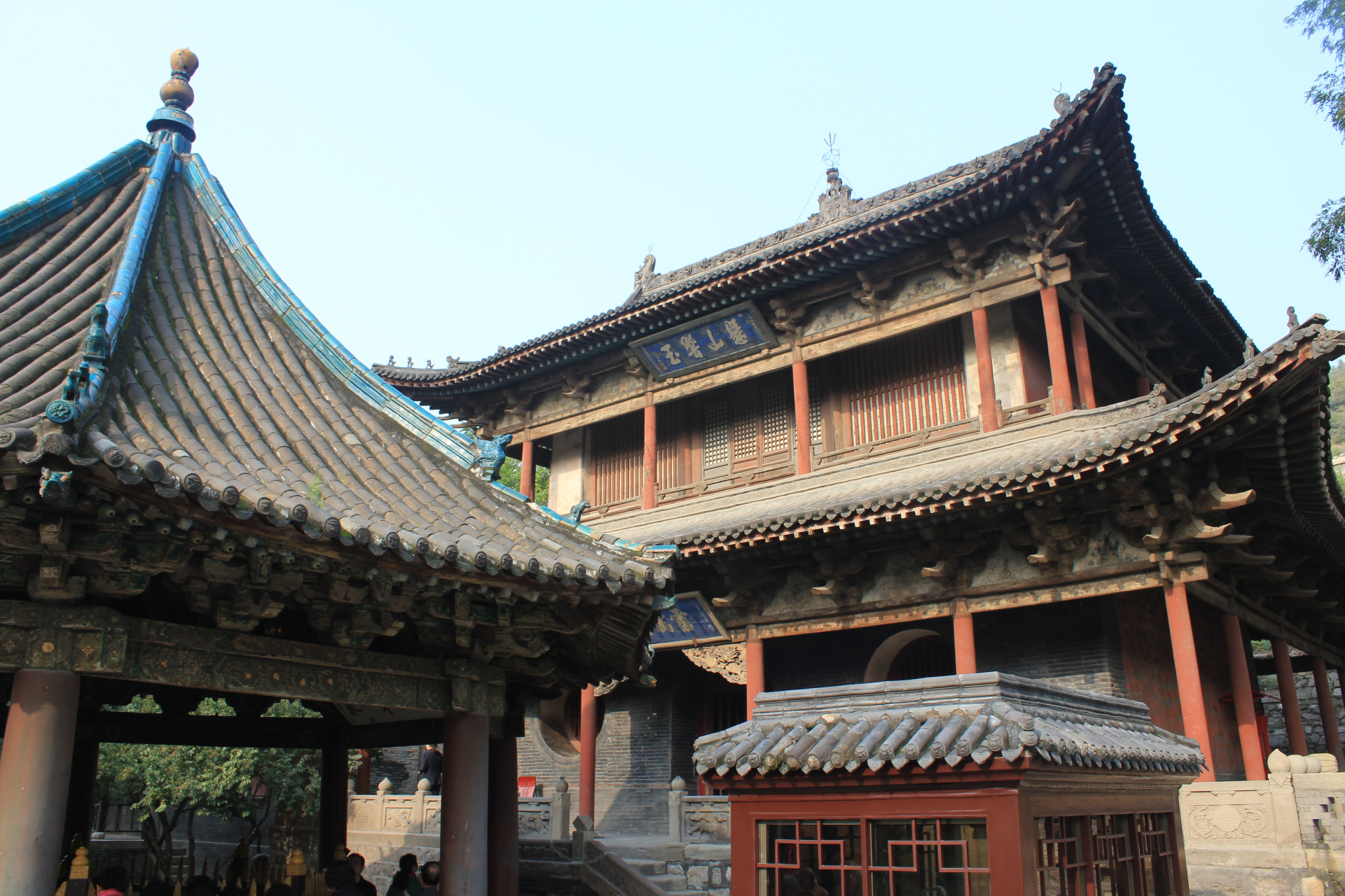 可能是少雨干燥,山西的古建筑比起多雨的南方的保存的好得多.