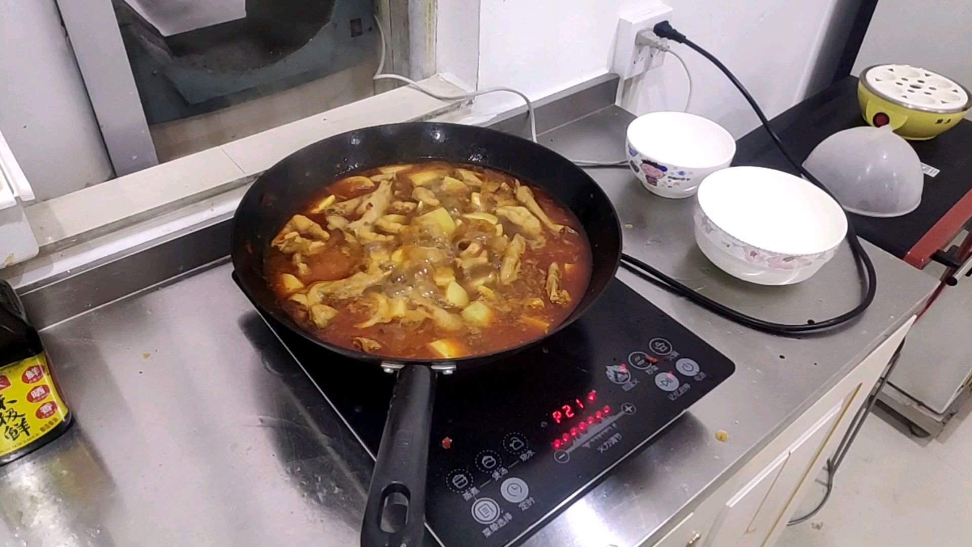 鸡爪火锅太好吃了,煮的很烂,老人小孩都能吃,一大锅都吃完了!