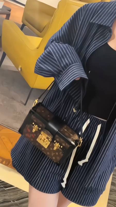 奢侈品包包推荐上身lv方盒子包真的太漂亮啦