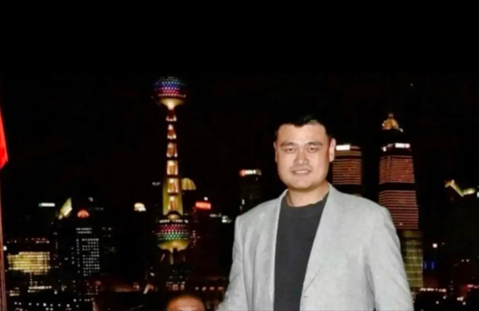 跟姚明合影了,好开心啊,就是镜头有点高