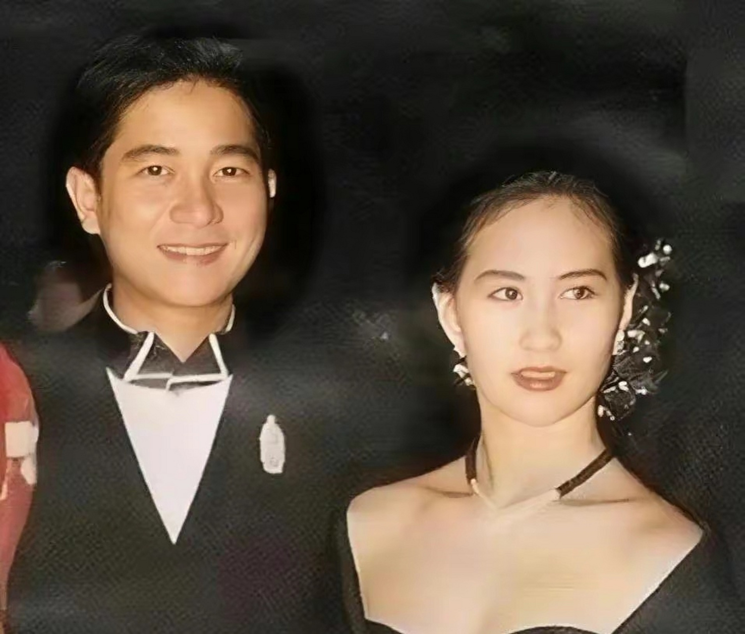 近日,有媒体拍到 何超琼在酒吧 现场清唱了陈百强的《偏偏喜欢你》