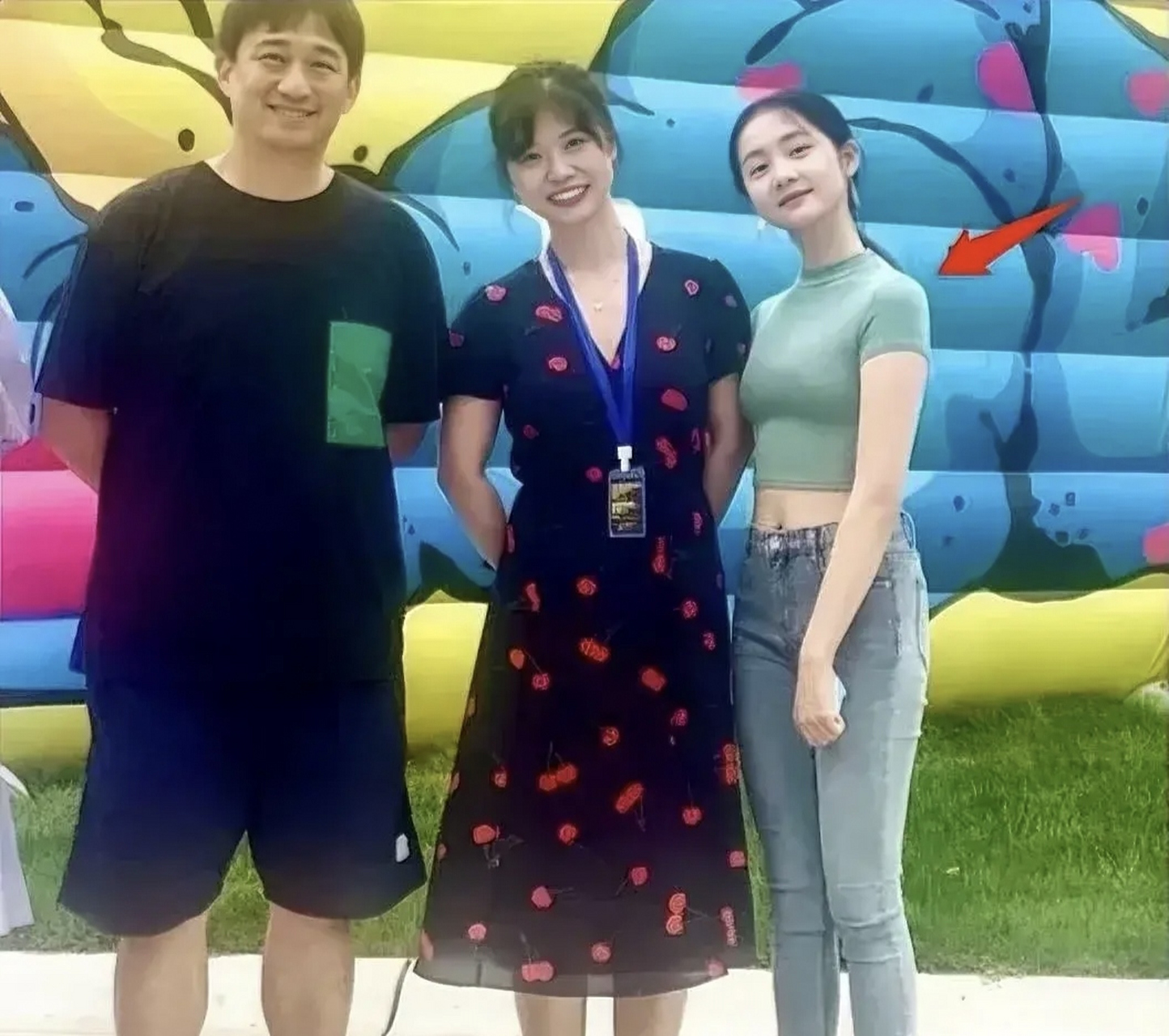 穿露脐装又甜又欲,才16岁身高1米7似孙莉翻版  新一代的偶像黄多多,以