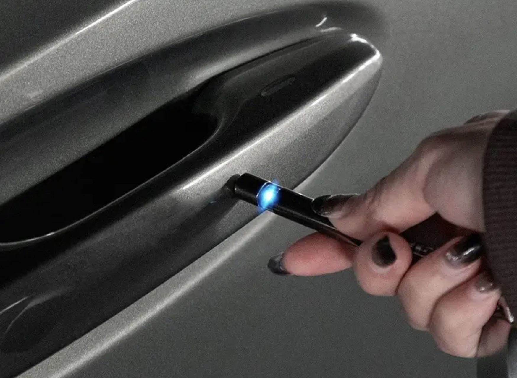 有车族必备小"神器",汽车静电消除器 冬季开车门容易被静电电到,于是