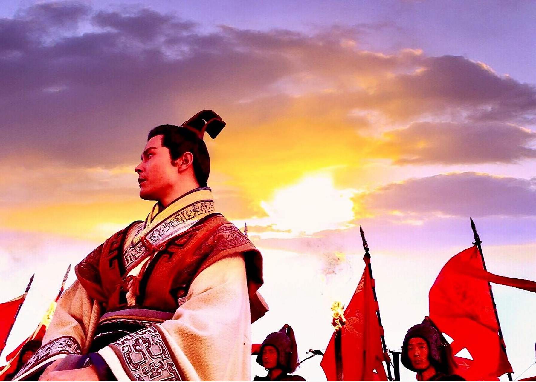 东汉时期的名臣李固,相貌奇特,头骨突出像是鼎足一样弯曲,向上入发