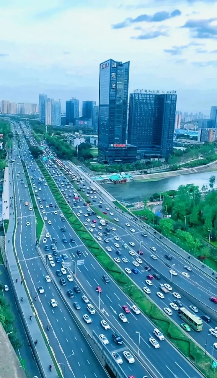 从成都三环路这车水马龙的景象可以看出现在成都这座城市的繁荣发达