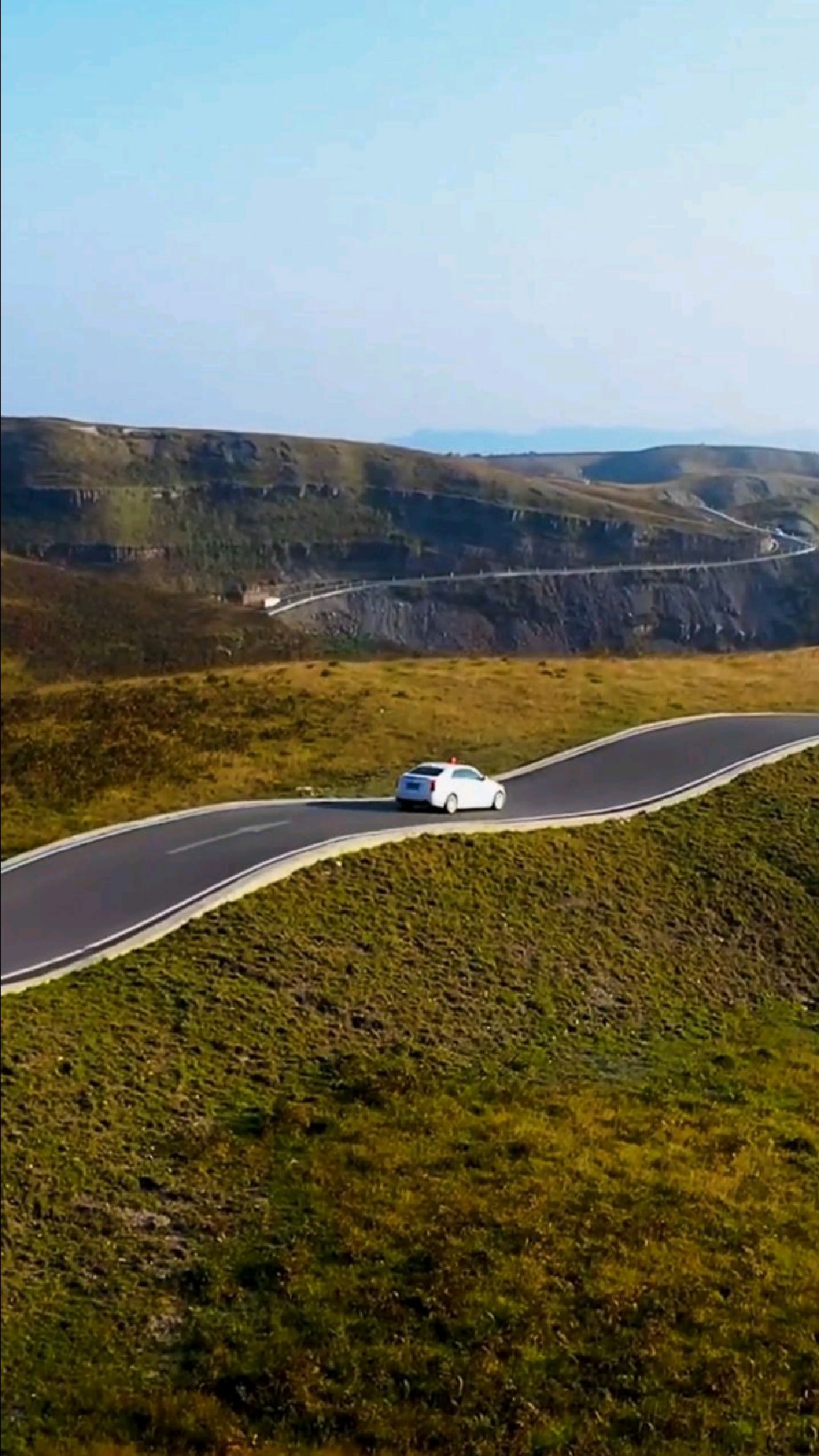 贵州大草原上一条波浪路,每一个弯道都很震撼,比过山车还猛,你体验过