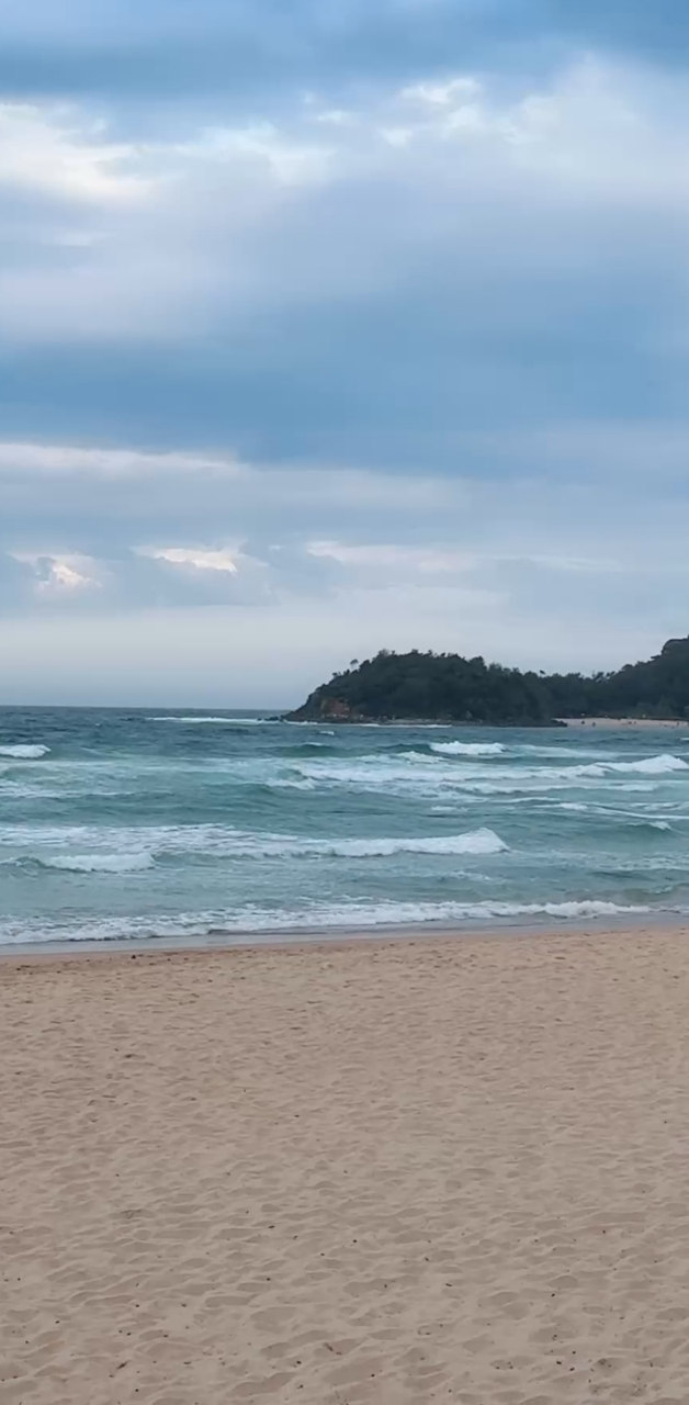这个海滩好,浪花美,人少,有亮点,自已找!