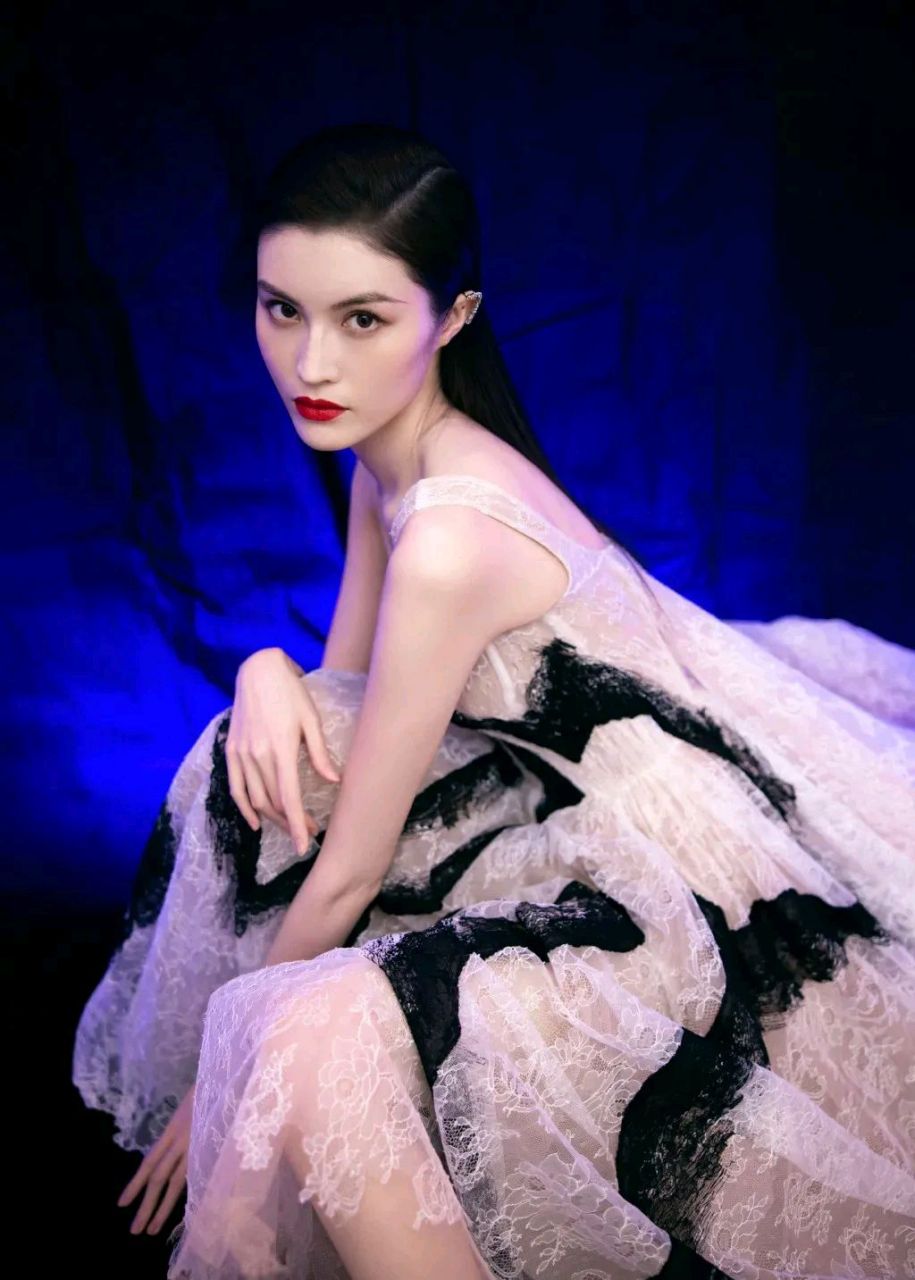 毕业于天津工业大学,中国女模特,也是国际超模  何穗,小时候体质特别