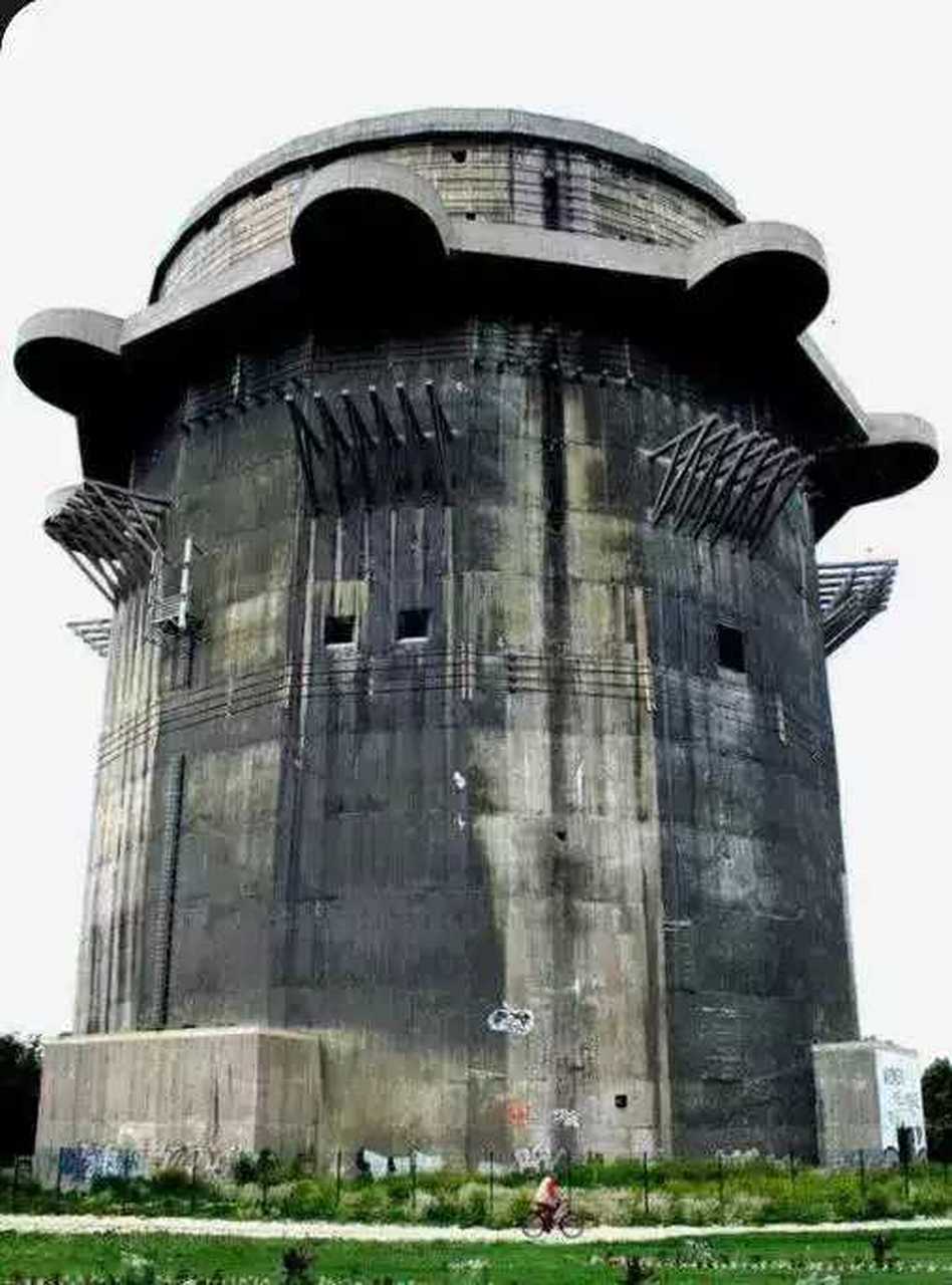这是二战时德国在本土建的防空堡垒,多达数米厚的钢筋混凝土,顶部有