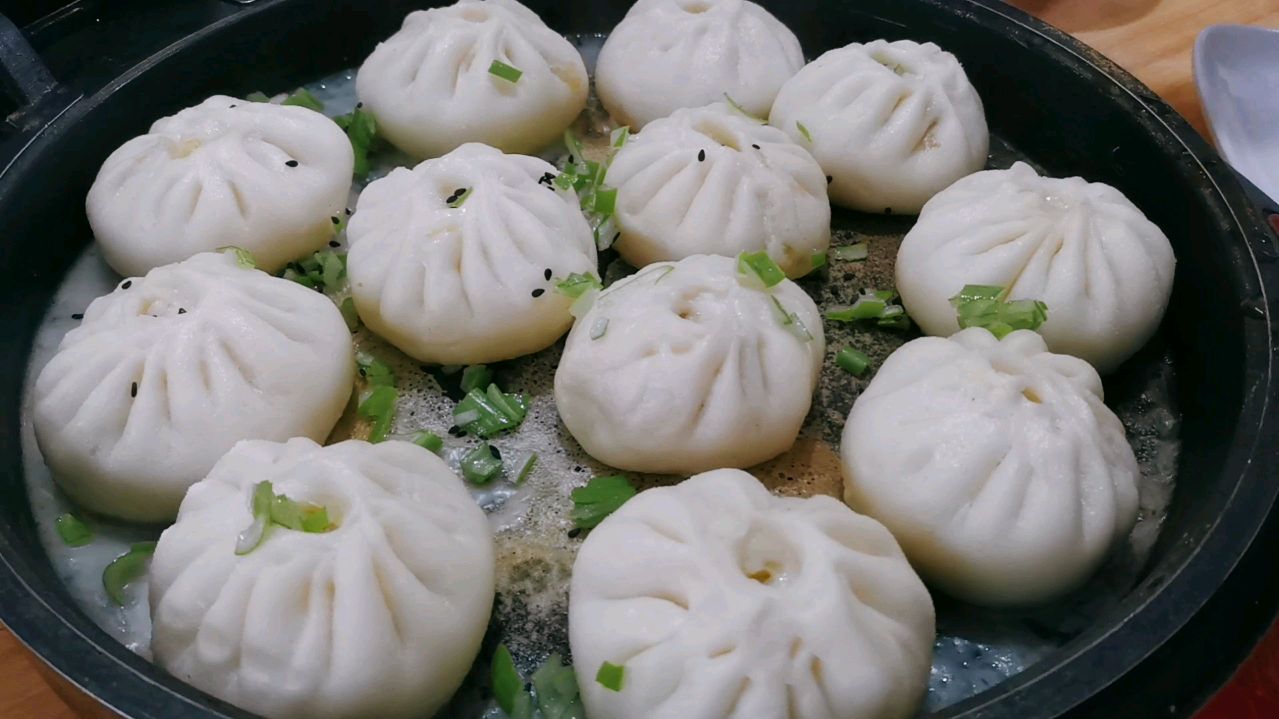 生煎包最简单实用的做法,肉馅鲜嫩,底部酥脆,学会可以摆摊了