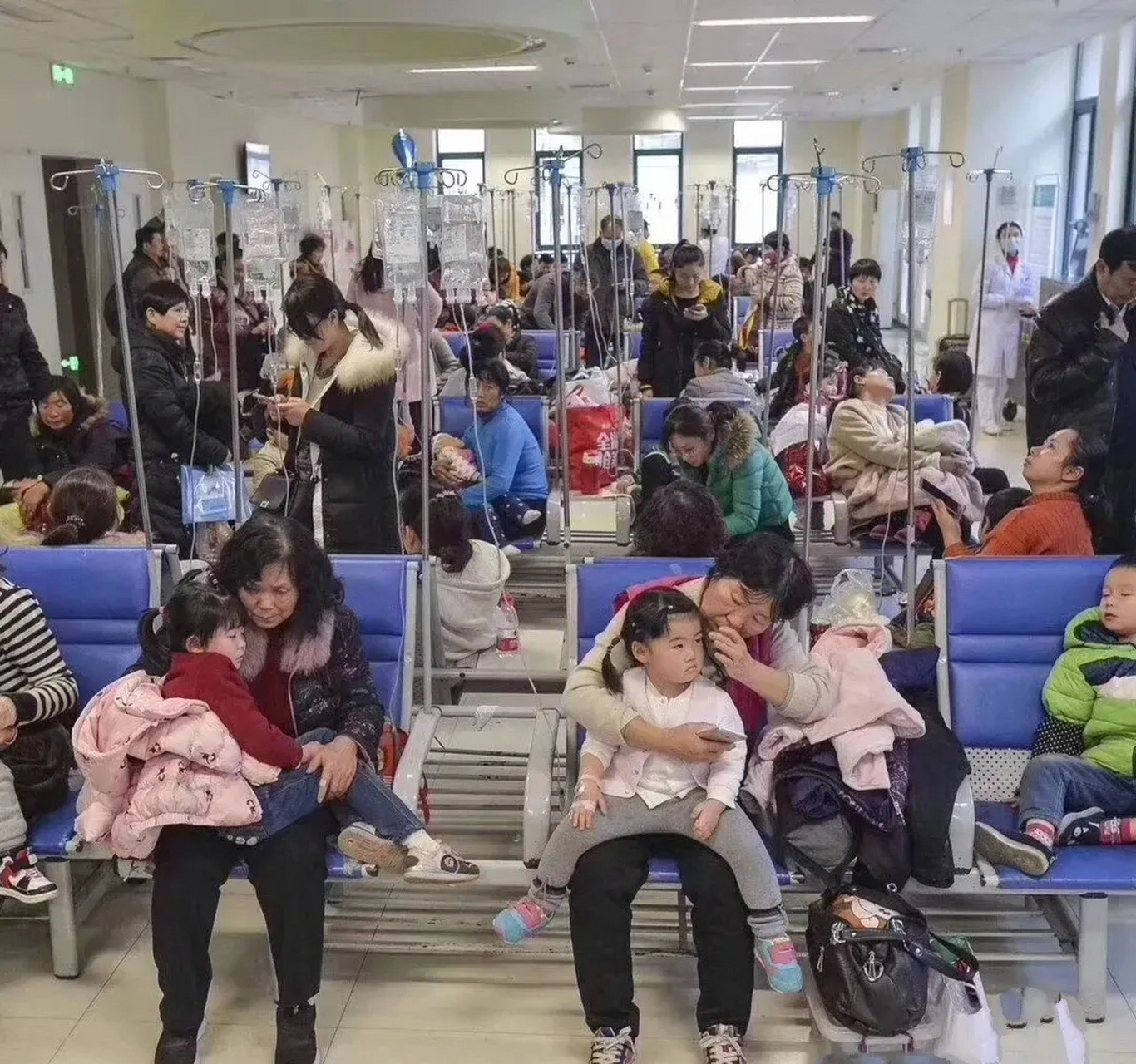 一小伙感冒了去医院打吊针,是小伙血管不够明显,还是美女护土近视看不