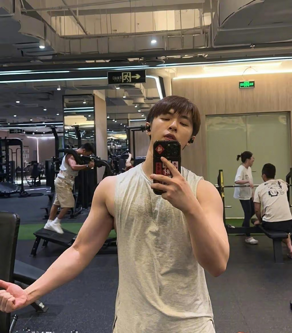 白鹿圈内好友张逸杰回应过度举铁 晒肌肉照荷尔蒙爆棚   6月2日,白鹿