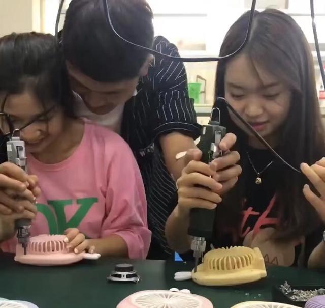 男子厂里打螺丝一心两用,左右各扶一女生忙不过来,二人表情亮了