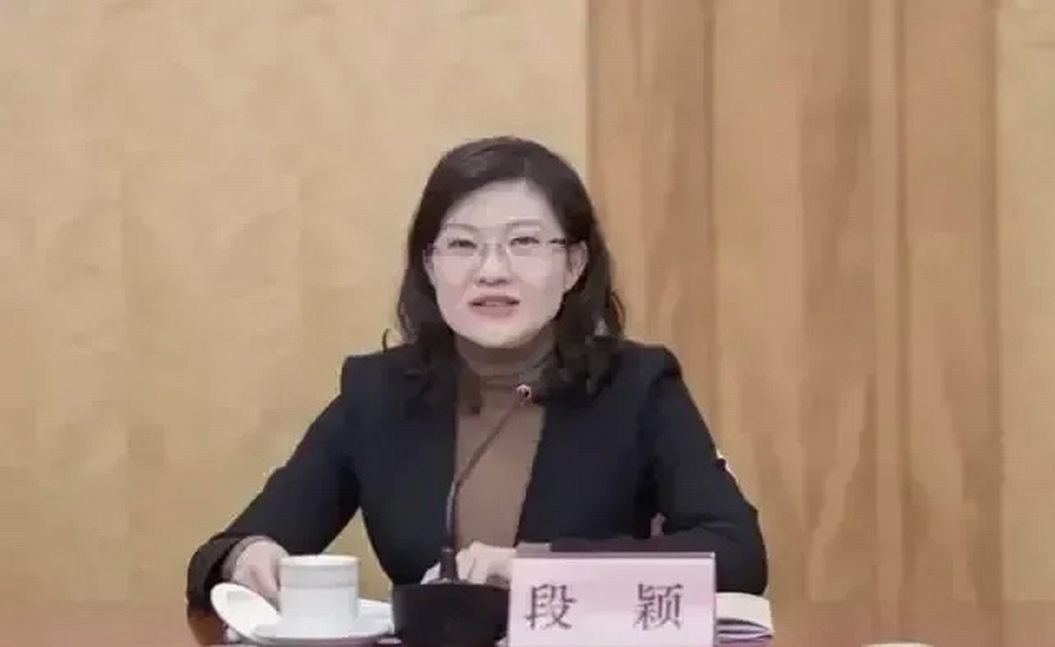这些女领导看着衣冠楚楚,面容姣好,台上正襟危坐,穿着像模像样,戴着