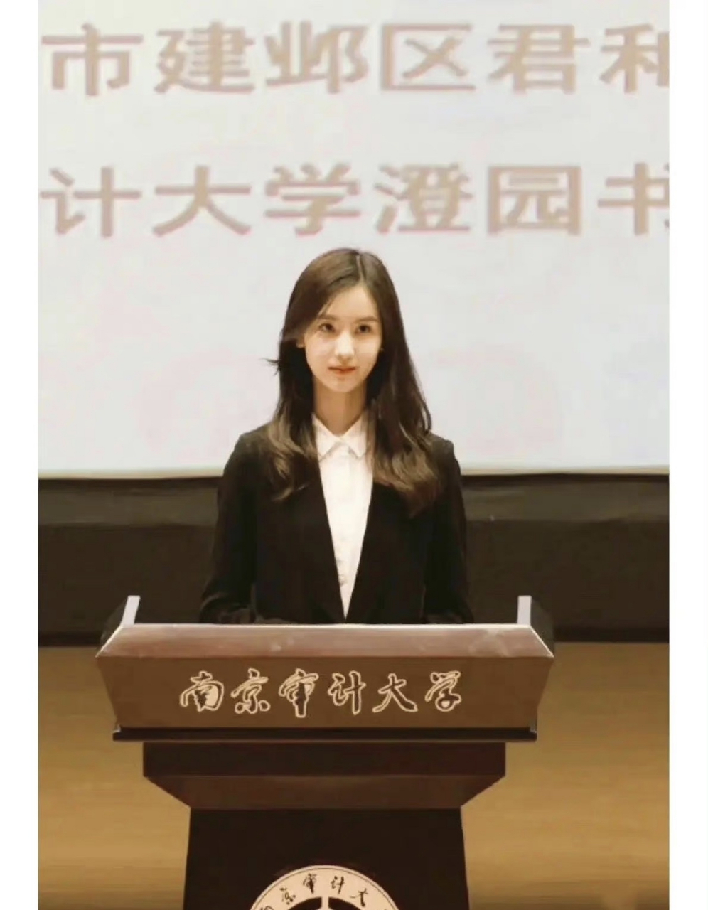 陈都灵大学时期真是灵气又优雅!