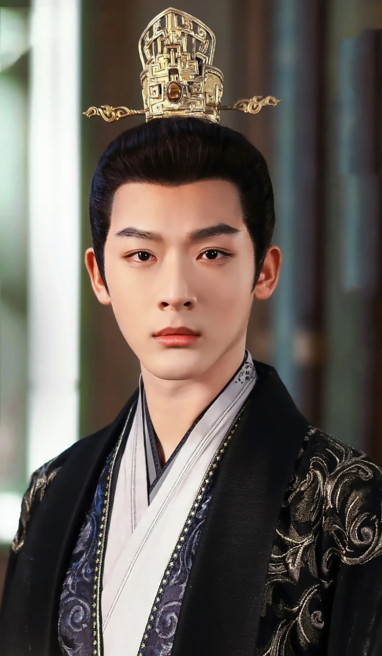 张晚意饰演的玱玹,很有上位者的气势,自带帝王的孤傲跟忧郁感,就是