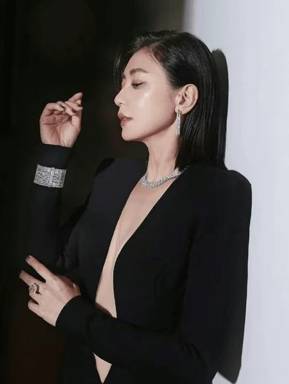 穿黑色连衣裙领口直接开到腰,火辣又高级 贾静雯,以其出色的演技和不