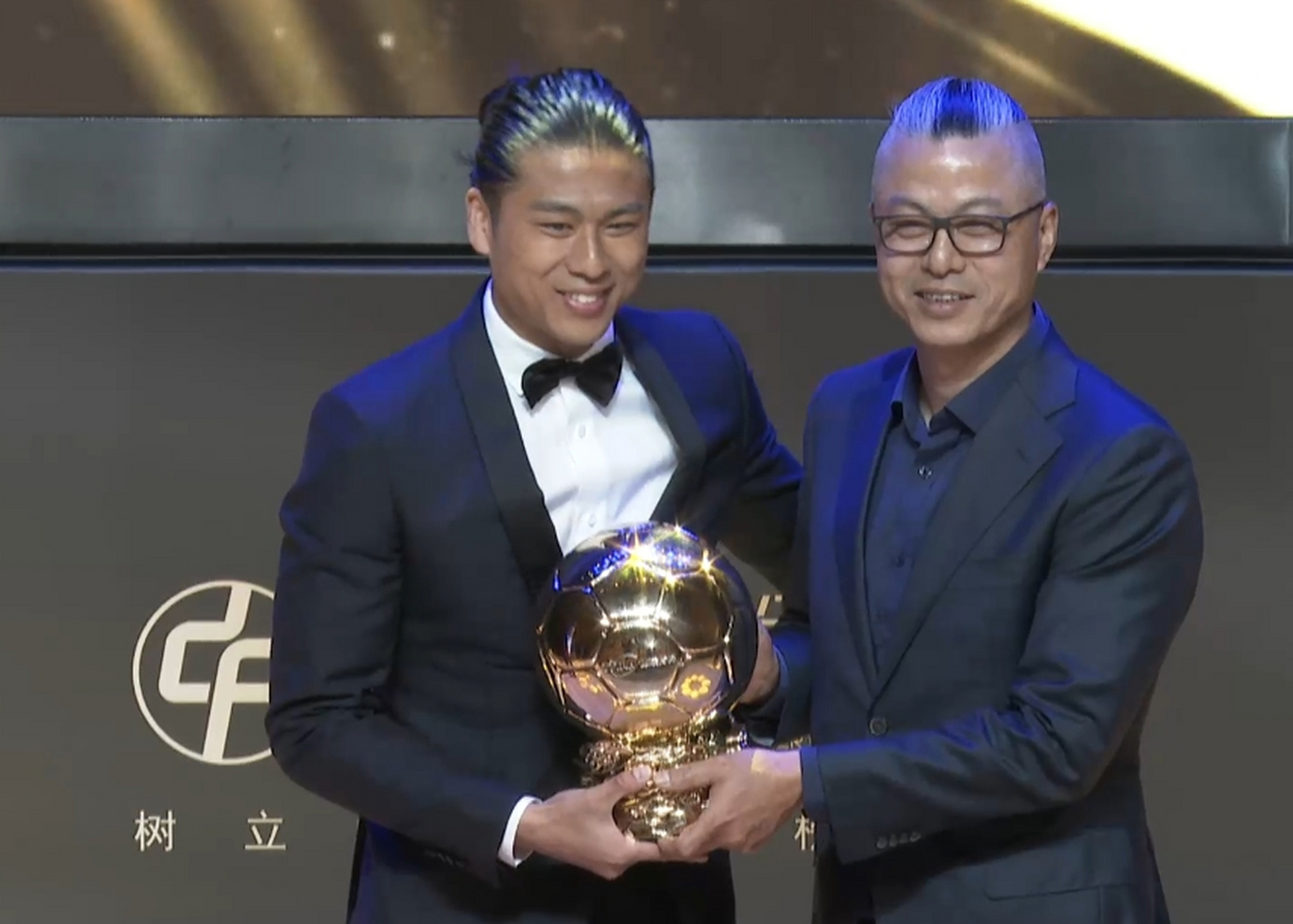 父亲张全成为张玉宁颁发2022年中国金球奖:期望他未来站在世界杯的