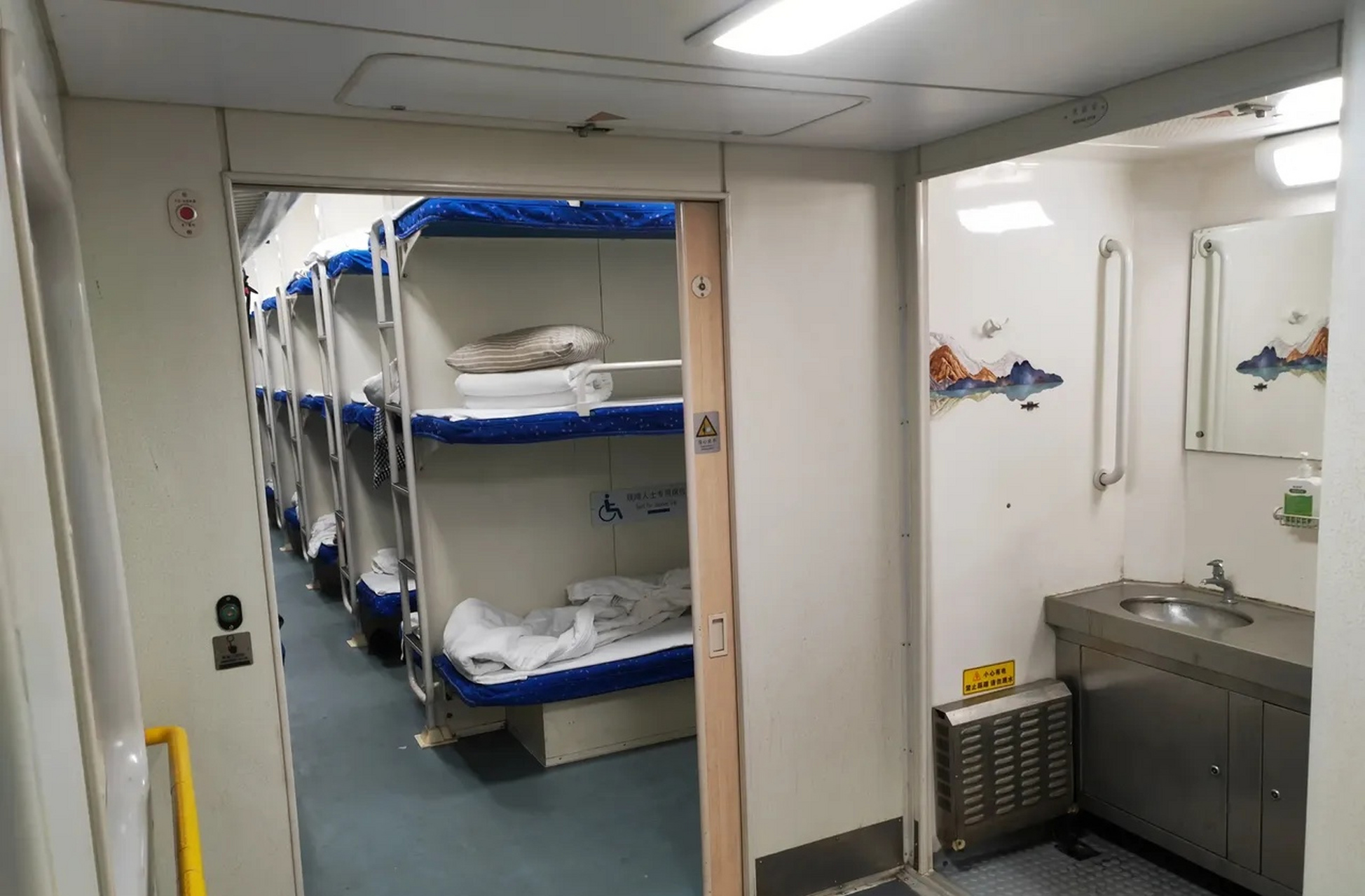 这个样式的硬卧好像跟其他车厢不一样