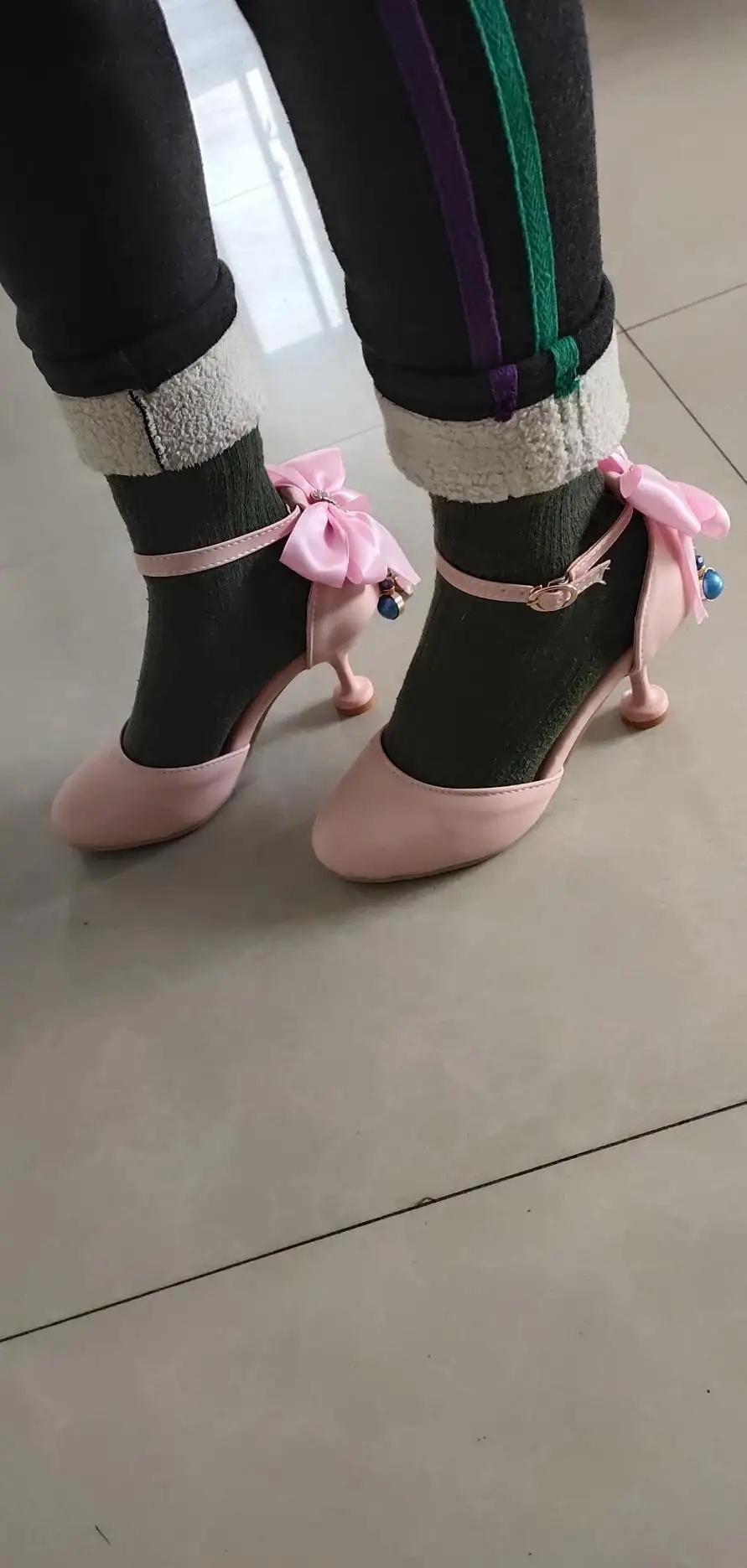 我去年在网上给我12岁的女儿买了这双高跟鞋,但我丈夫不让她们穿,说未