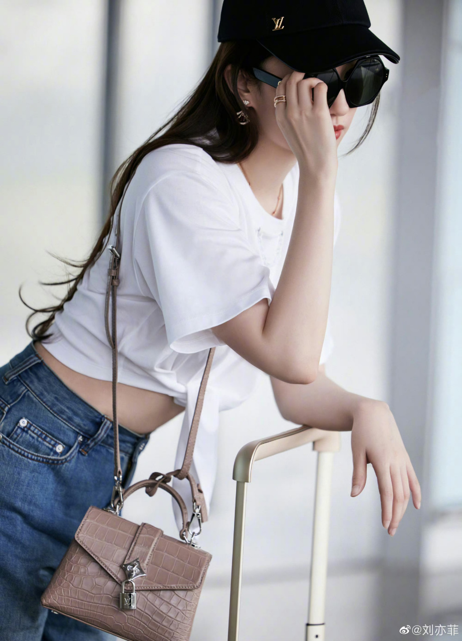 刘亦菲终于露腰了,有谁说刘亦菲胖的,来看看人家这小蛮腰.