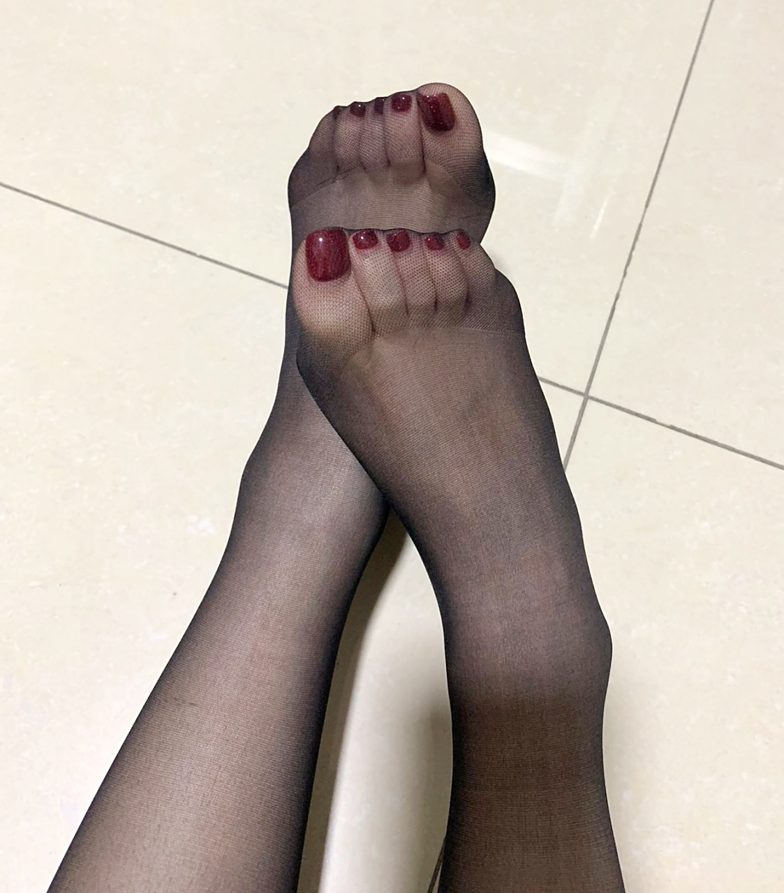 酒红色美甲涂在脚上尤为显白#美甲# #美腿玉足