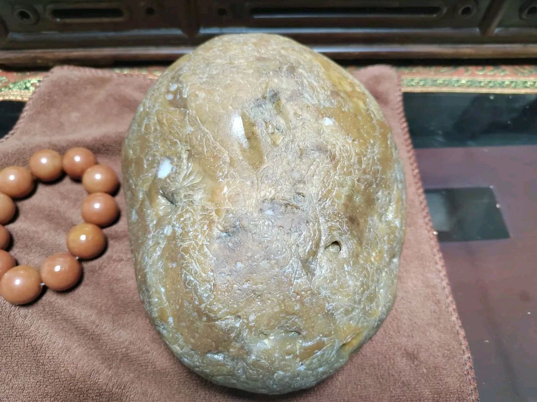 一块金沙江里的奇石,石头玉化非常的好,石头的表皮满是龙鳞纹,或者叫