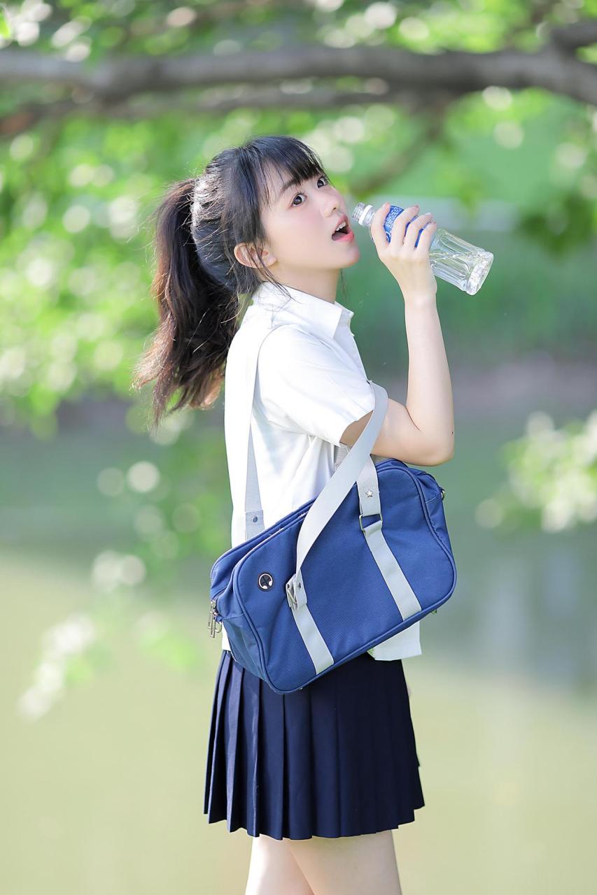 是你最喜爱的小学妹吗?甜甜的校服,青春的气息,甜美的样貌,美好的记忆