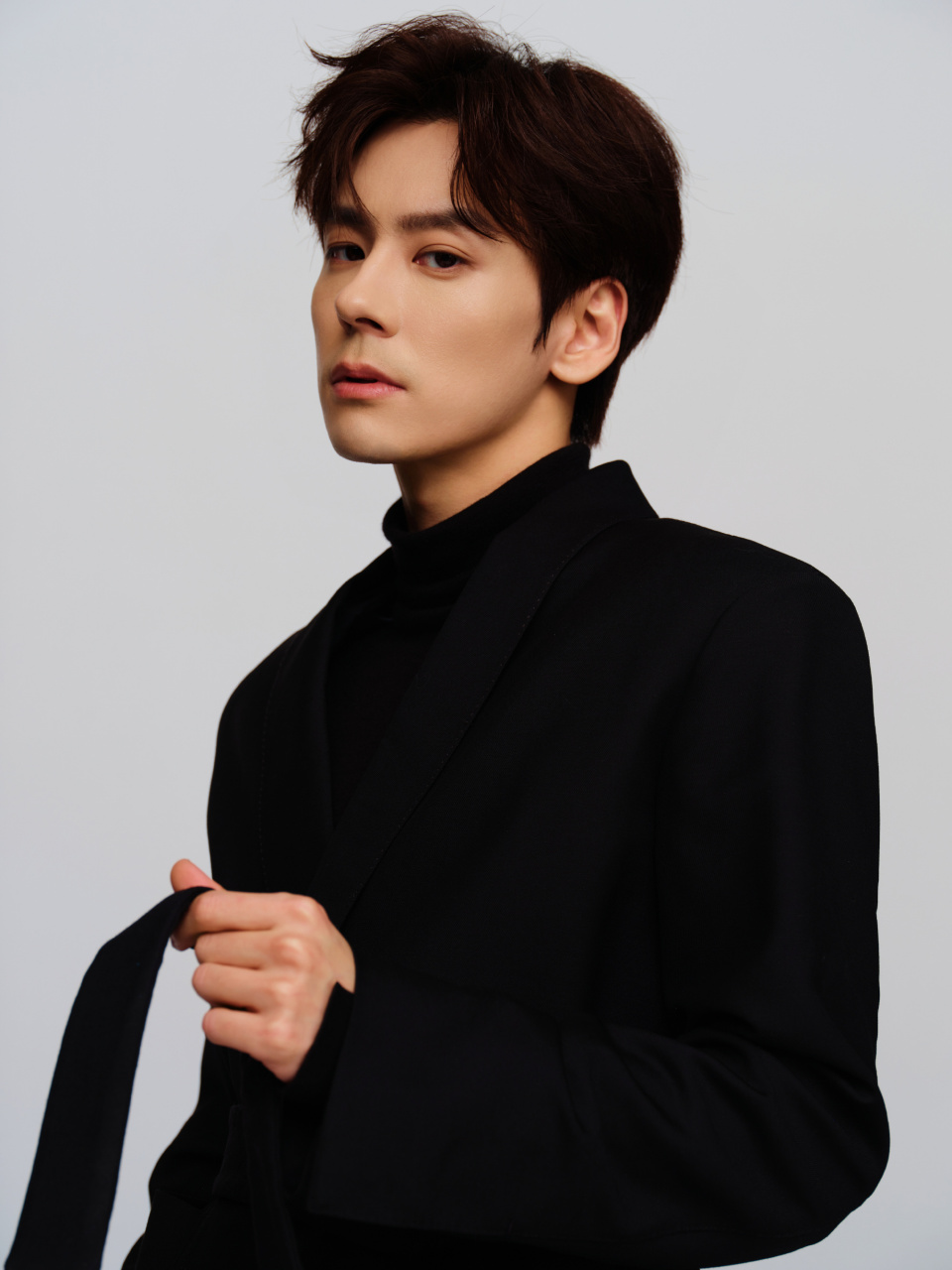 魏哲鸣帅气壁纸写真[给你小心心][绿丝带]