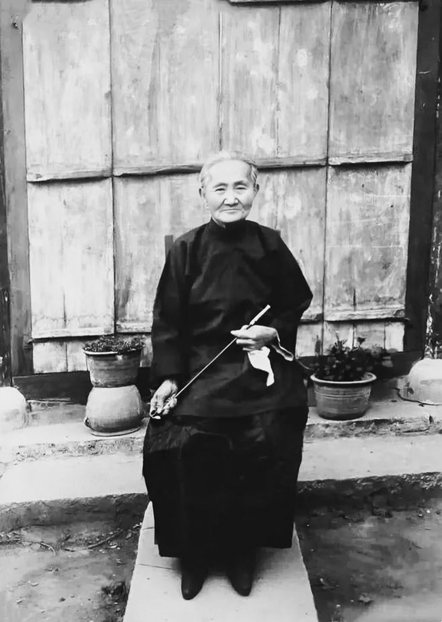 民国时期的一个地主婆  看样子已至少六十多岁,但衣着整洁,清秀干练