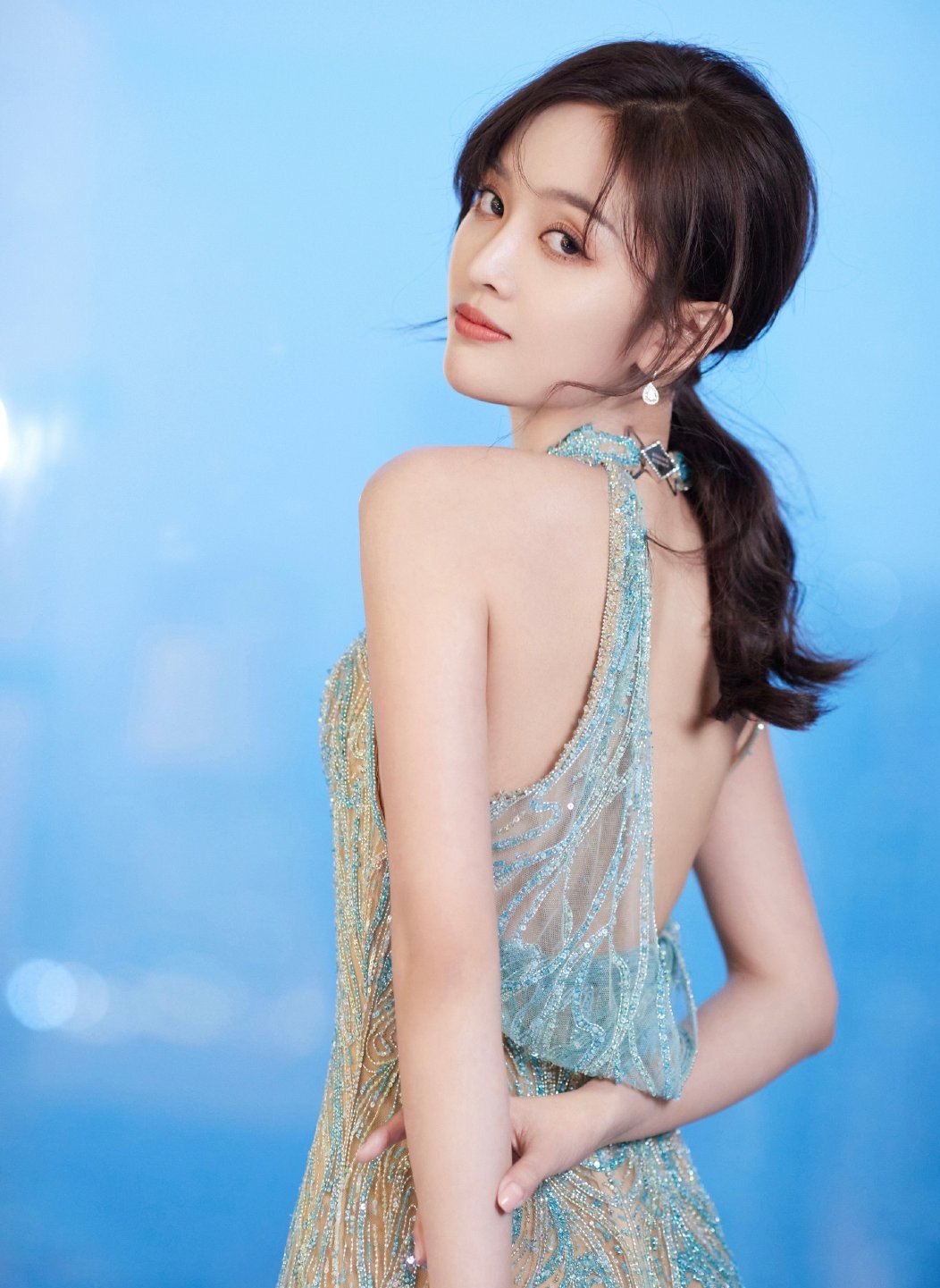 吴宣仪真扛冻,大冷天竟然穿透明礼服走红毯!