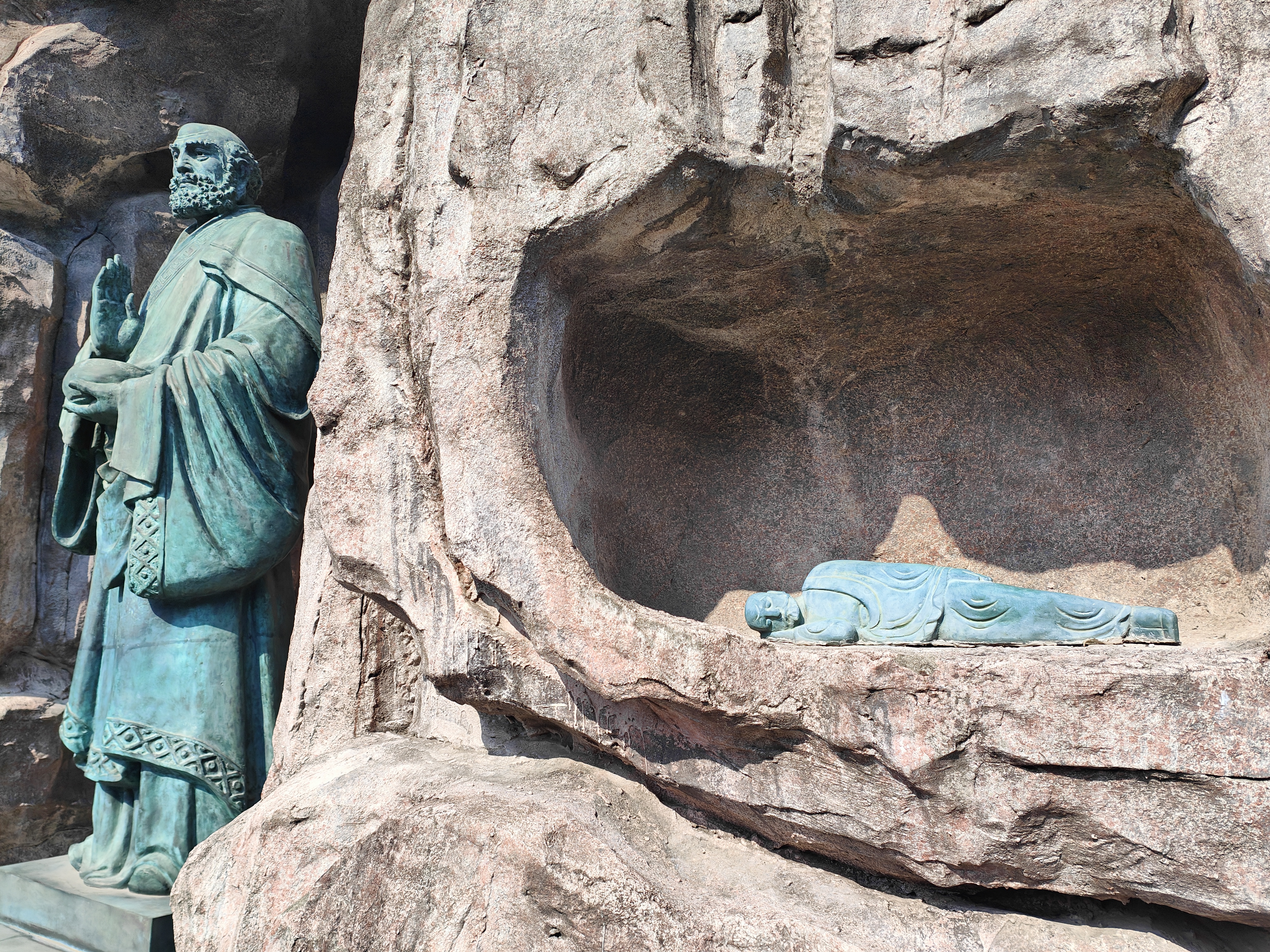 五马渡江边的达摩洞