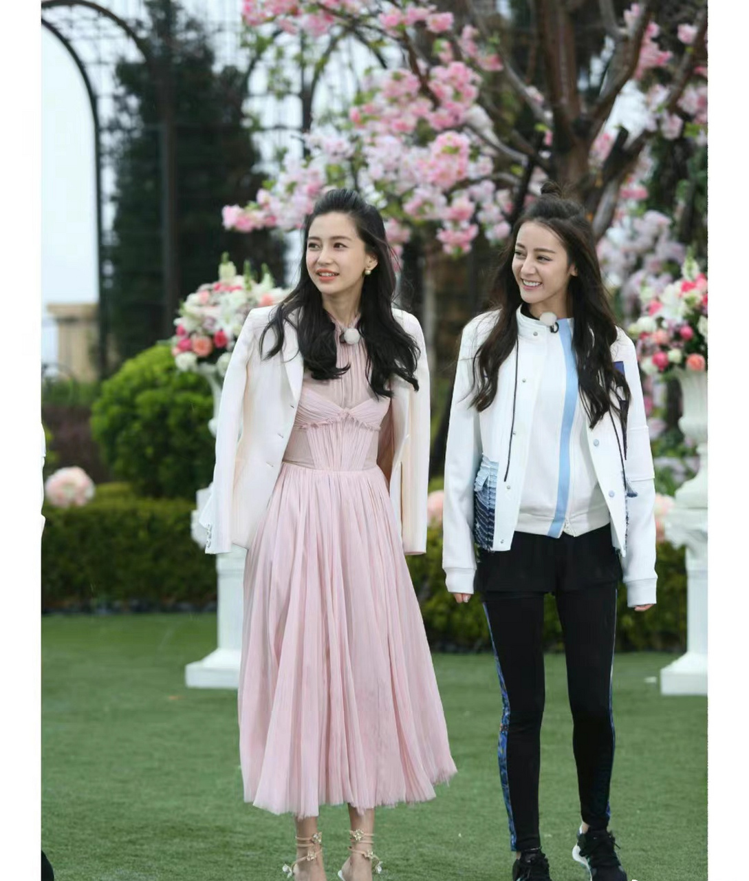 杨颖和迪丽热巴,高跟鞋和平底鞋看起来身高差不多