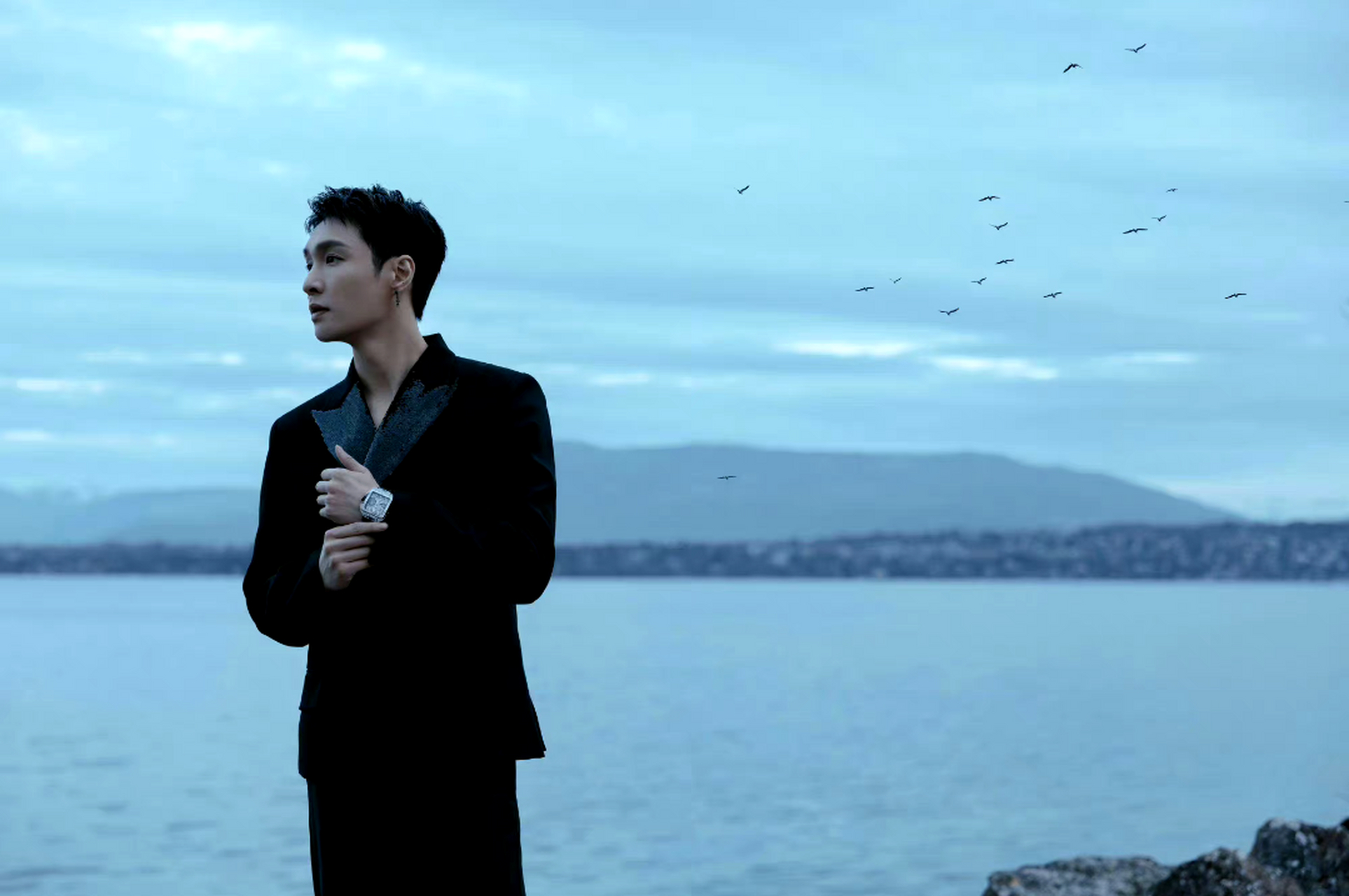 看到张艺兴这一次海边的大片的时候,也是给我们呈现出更多的surprise