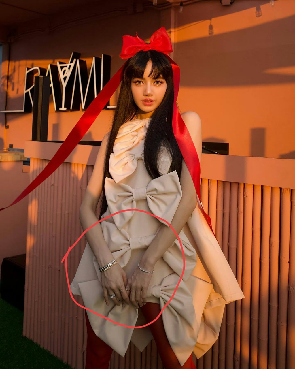 lisa的腿确实好看,但她这个手挺可怕的!