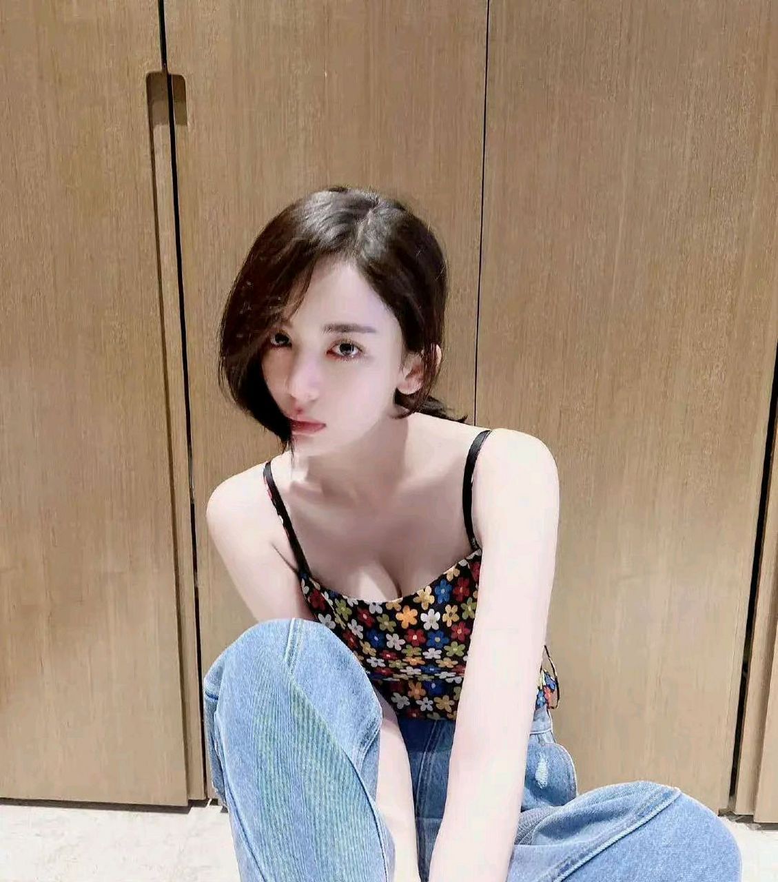 古力娜扎近日的三套私服穿搭解析,碎花吊带 牛仔阔腿裤,简约舒适,碎花
