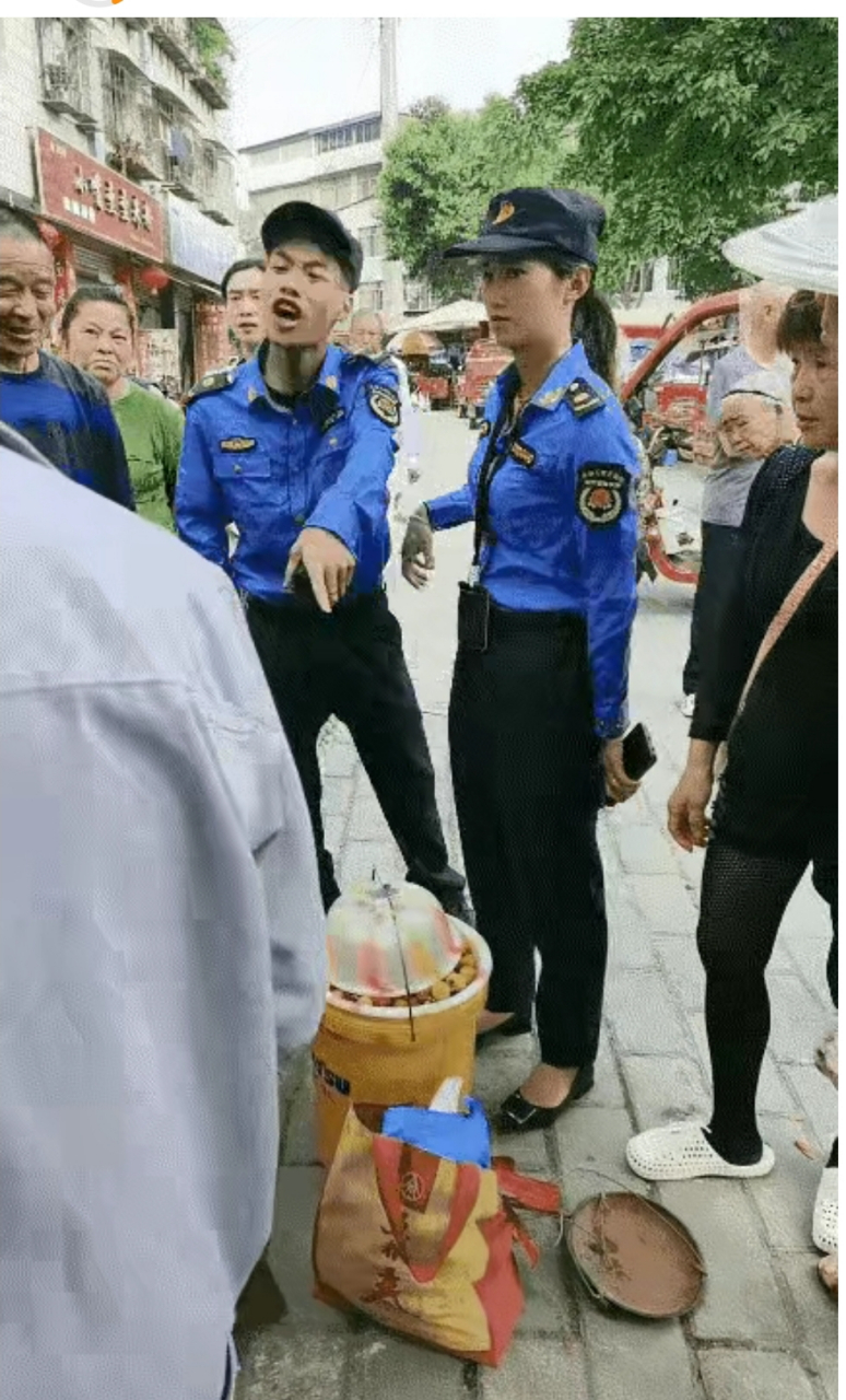 歪戴帽子斜瞪眼,对商贩颐指气使的样子,活脱脱就是一个小痞子,江山易