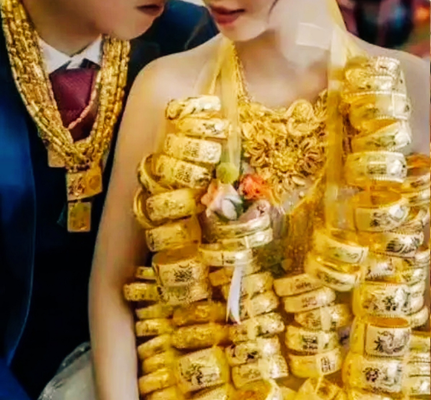 据说这是沿海地区地方结婚的习俗,穿金戴银.