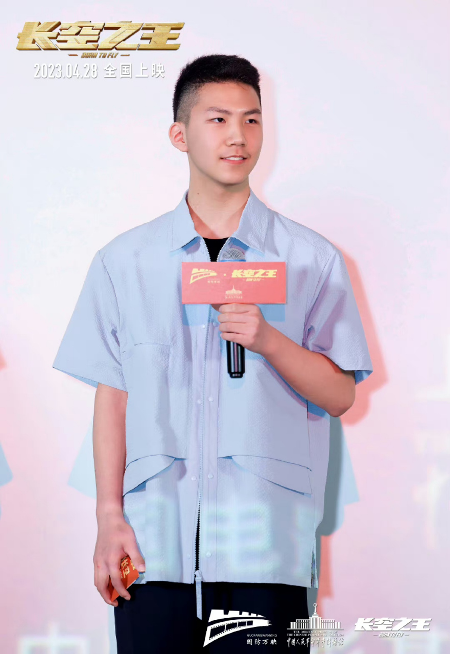 胡军儿子胡皓康14岁啦 变化太大比胡军还a 这不就是现实霸道总裁吗