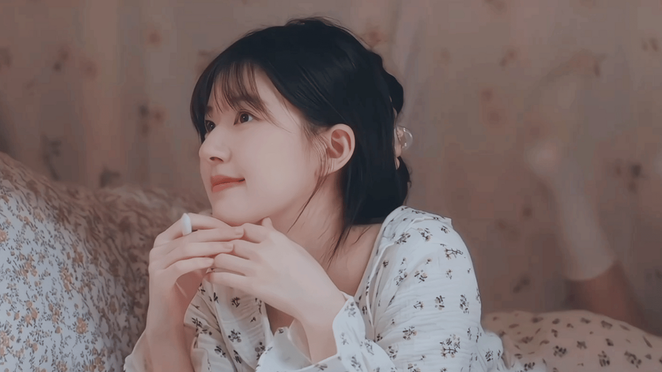 赵露思在《偷偷藏不住》里撒娇好可爱,想rua她的脸,软乎乎的,甜妹一枚