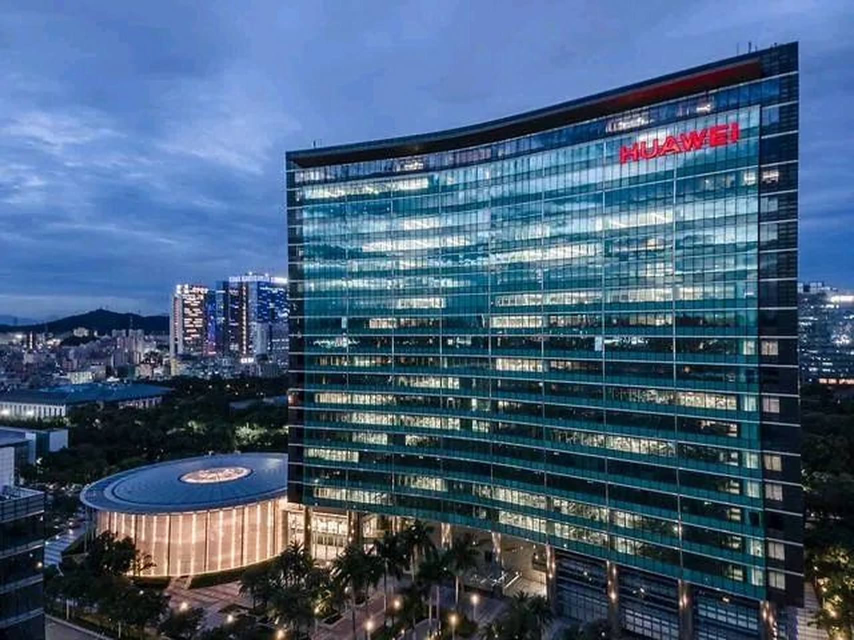 世界的华为终究还是深圳的  华为是深圳生长起来的世界超大企业,它的