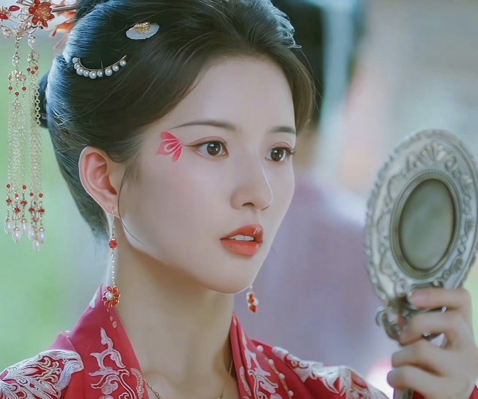 刘些宁在《宁安如梦》里的状态真好～ 身着红衣,明媚而大气,越是怼脸