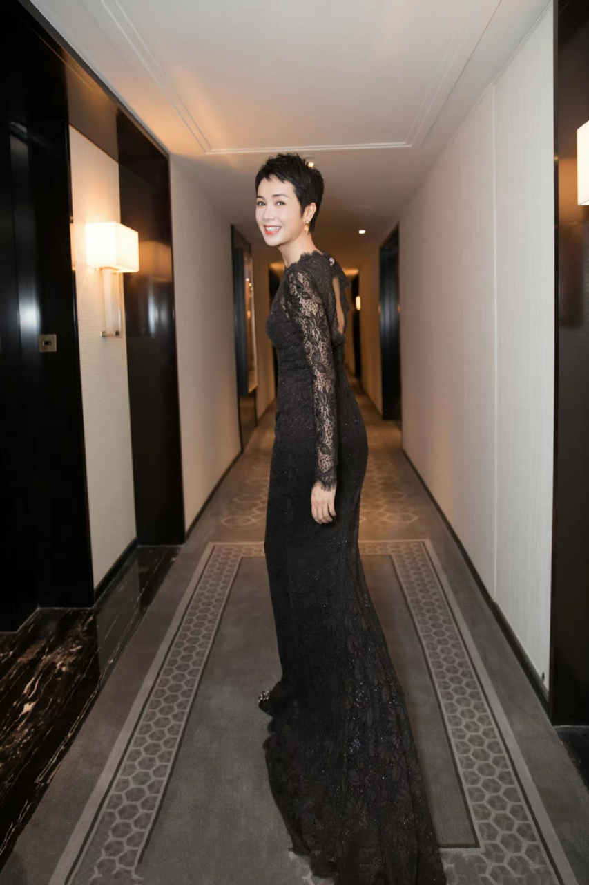 蒋雯丽在国外美得真高调,一袭裹身蕾丝鱼尾裙高雅大气如贵妇,身段高挑