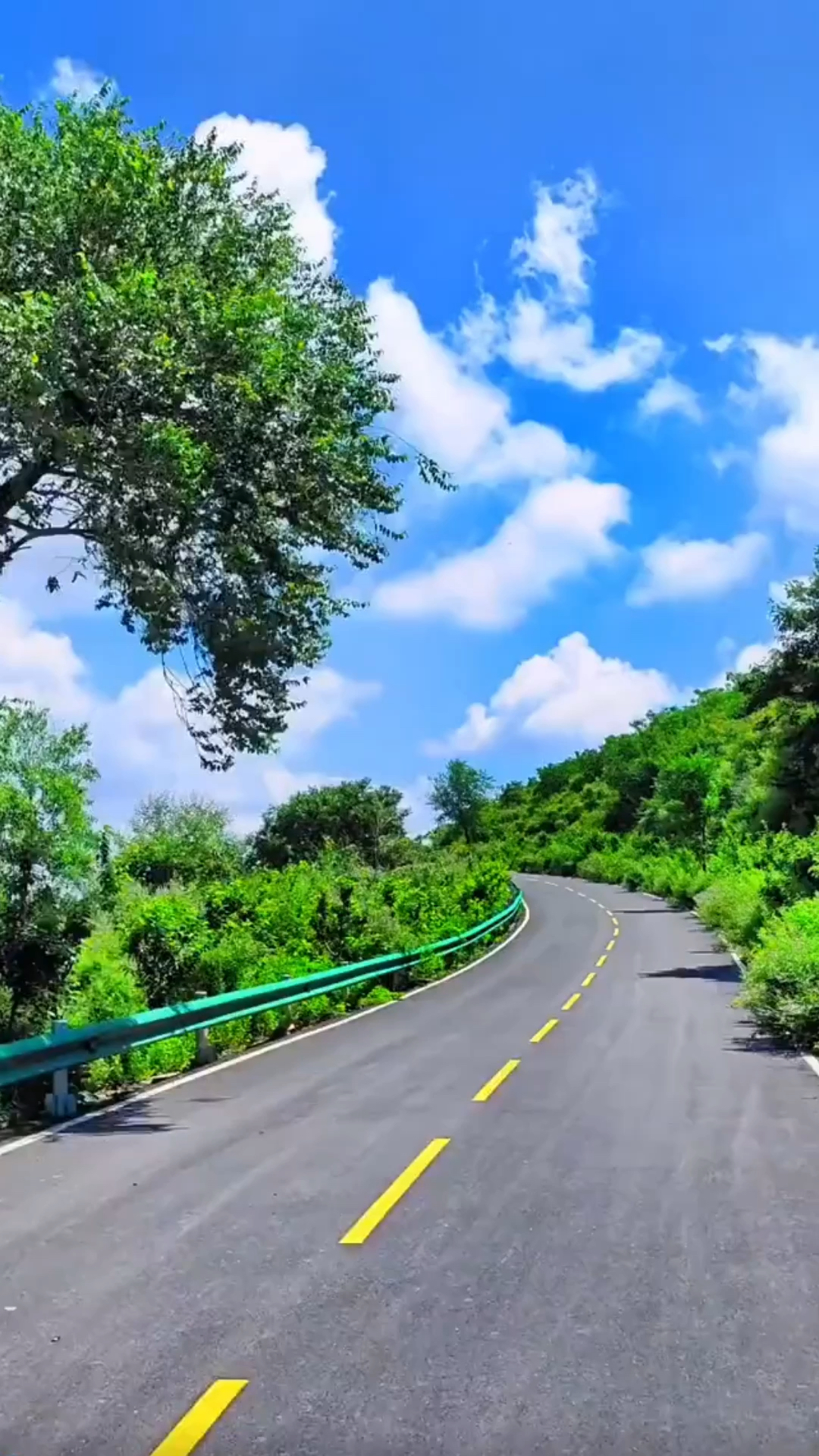 喜欢看蓝天白云,喜欢走山间小路