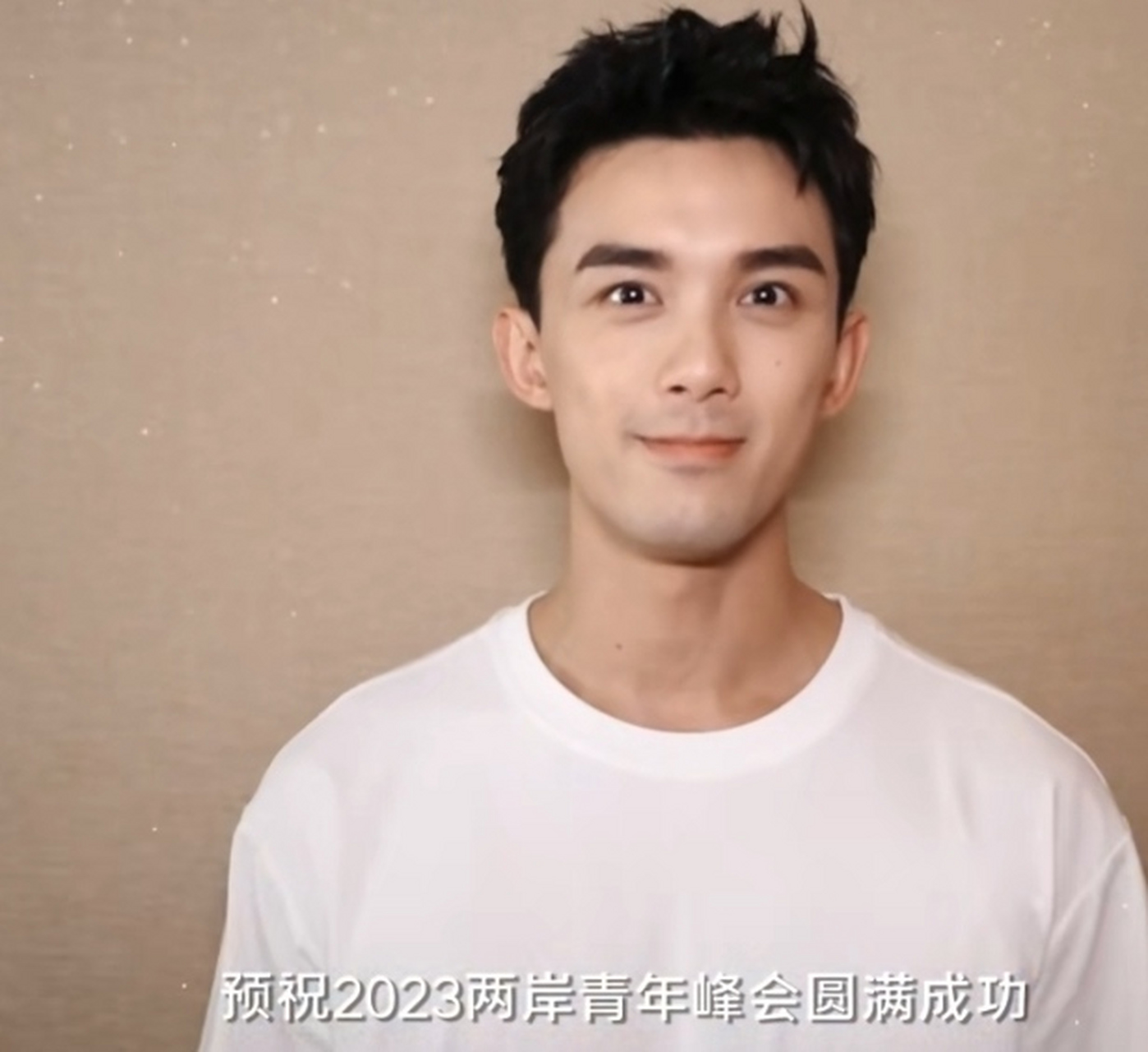 吴磊出镜录制宣传片,素颜眉毛那么浓,帅气值太稳定了