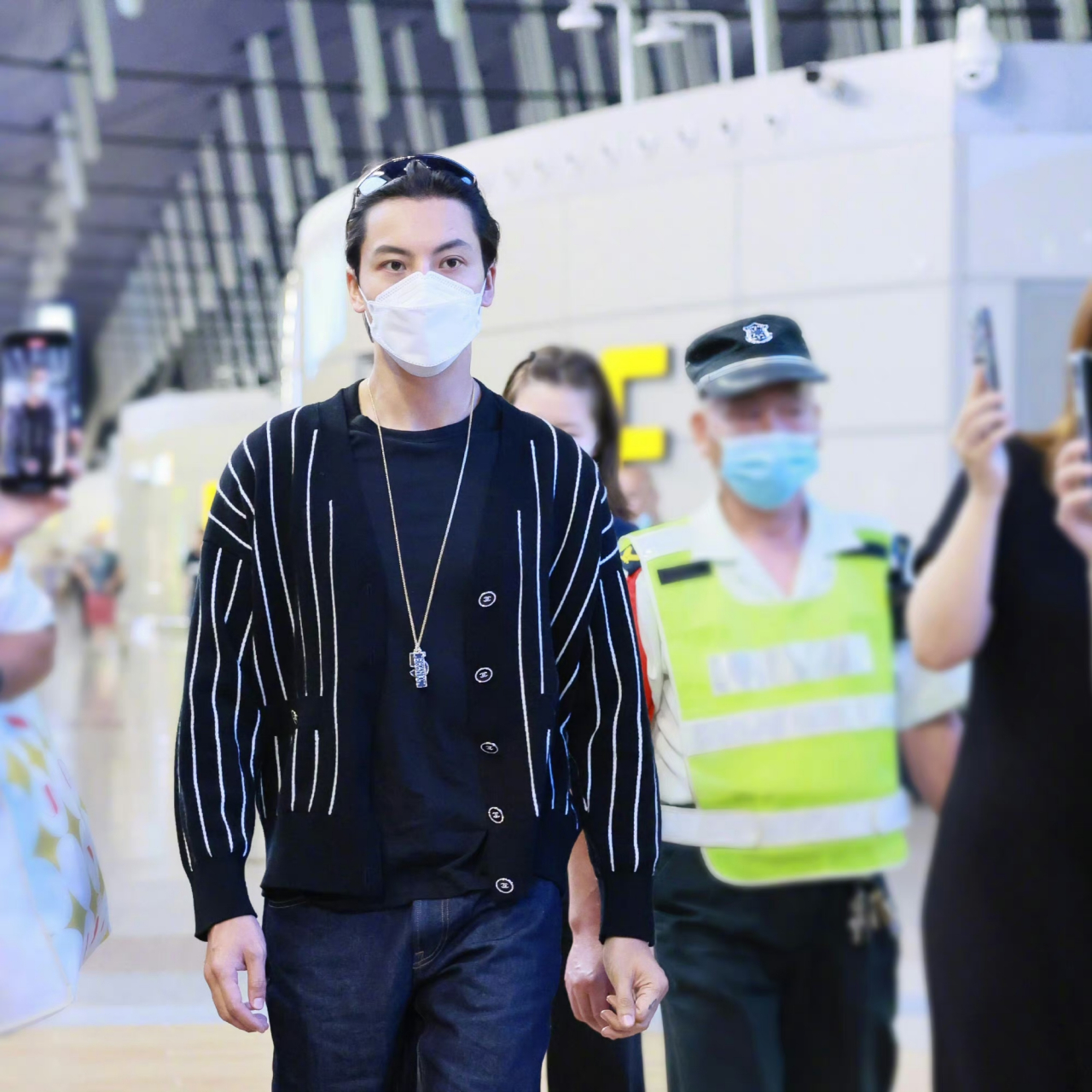 陈伟霆机场街拍
