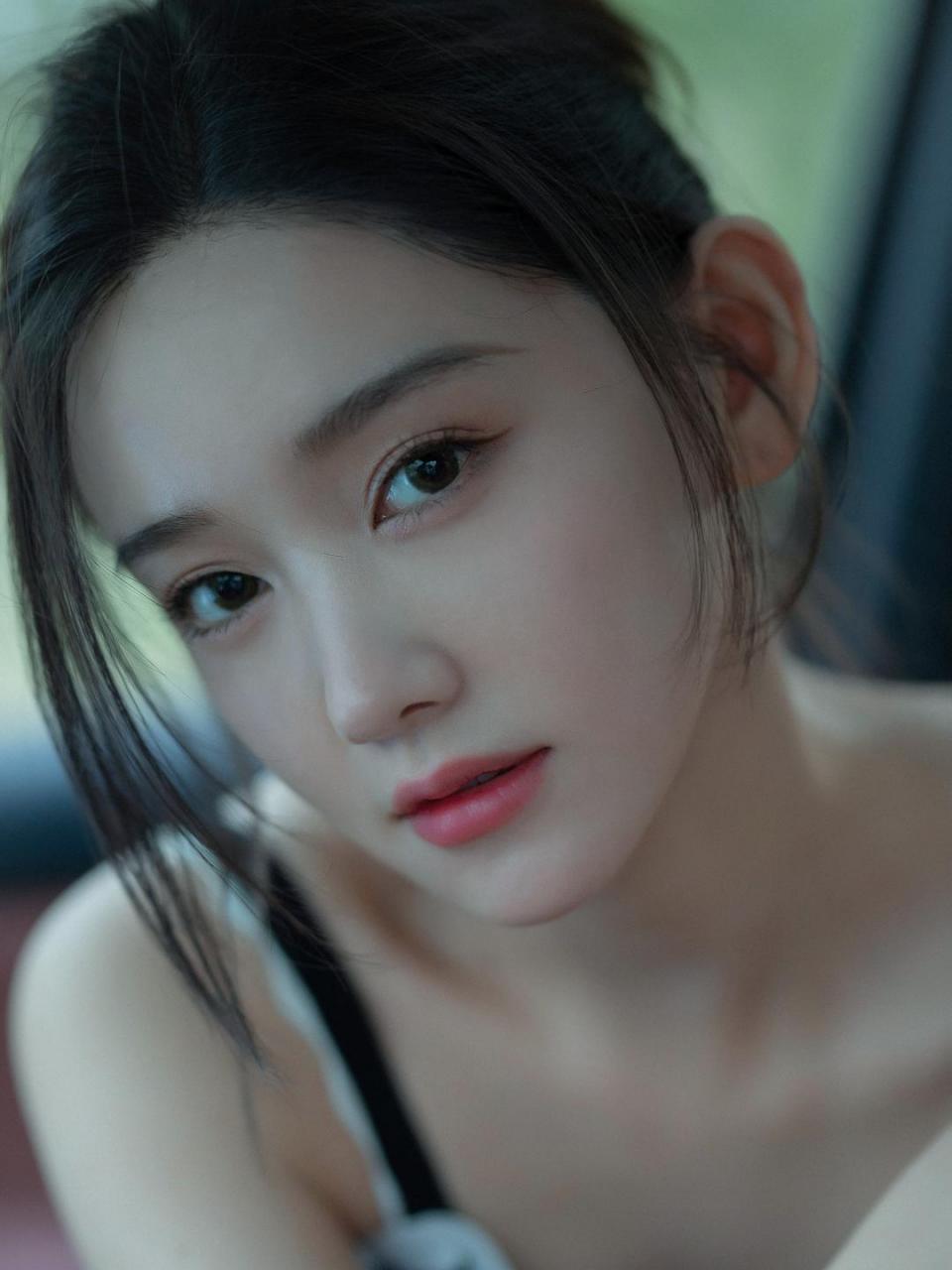 清丽气质美女～李沐宸,含情脉脉的双眸,娇艳欲滴丰满的