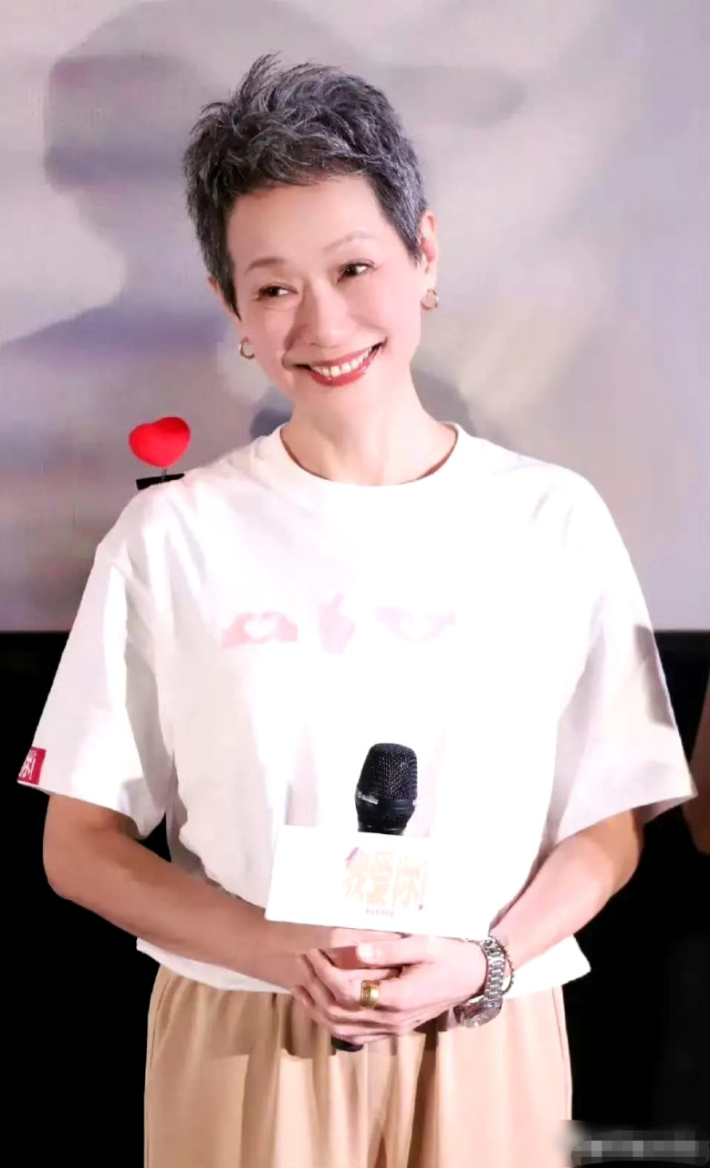 60岁的"许仙"叶童近些年来以白发示人,引起不少争议…… 对此,叶童