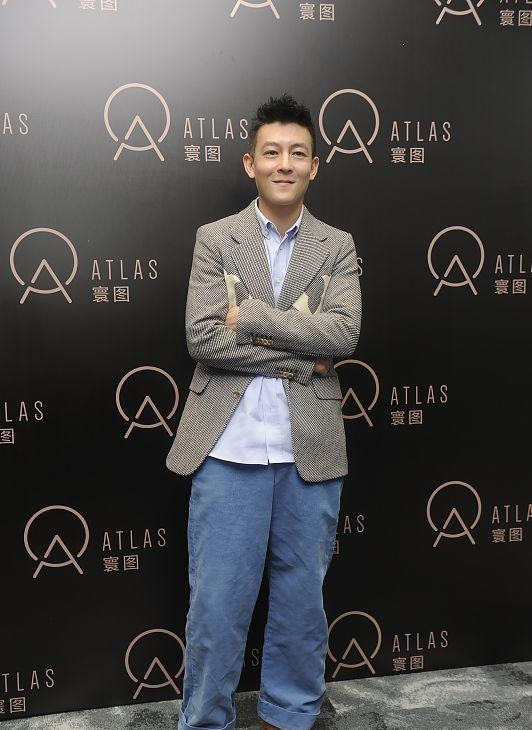 陈冠希活动近照流出,西装配牛仔裤依然痞帅,但脸上皱纹很显憔悴