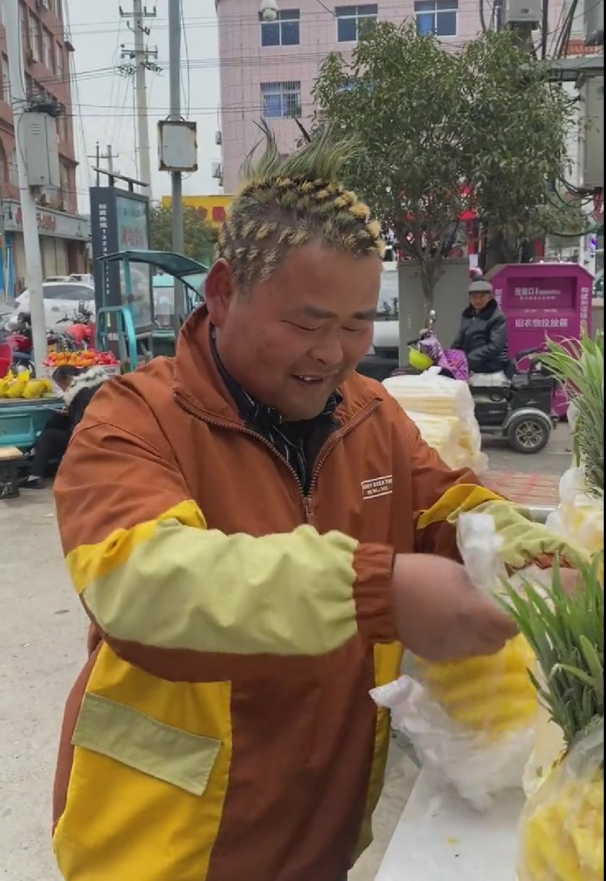 菠萝哥是懂做生意的,自己为自己代言![笑哭]